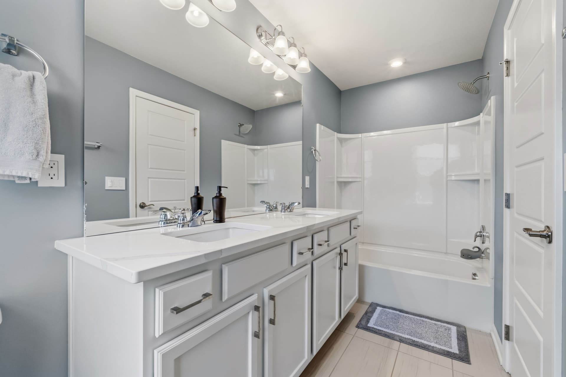 212 S Sydney 3rd Floor Master Bedroom #2 Bathroom 2.jpg
