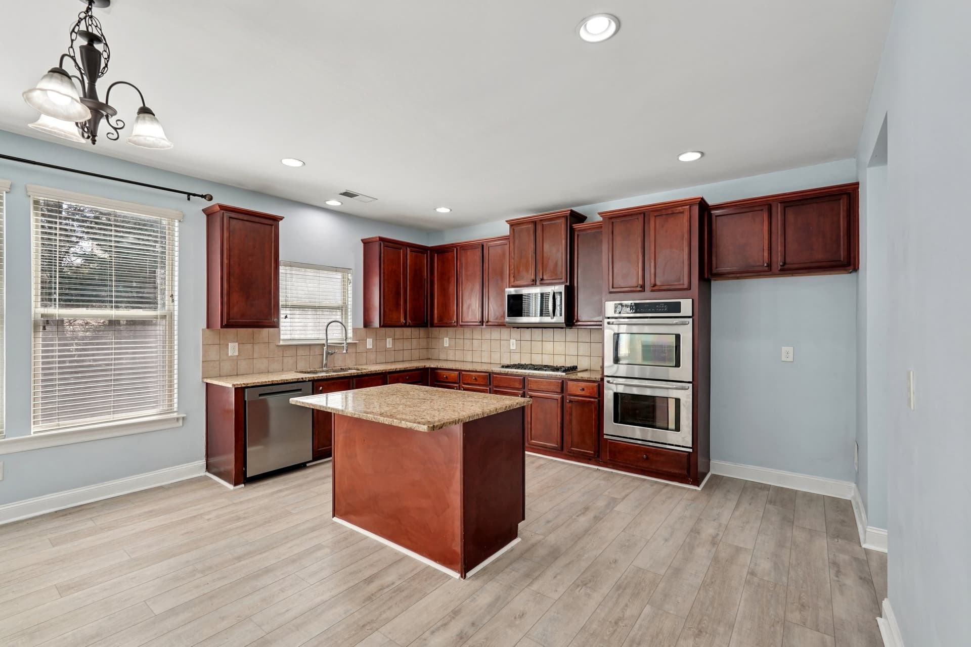 13-web-or-mls-Breckinridge Ln-S2503-013.jpg