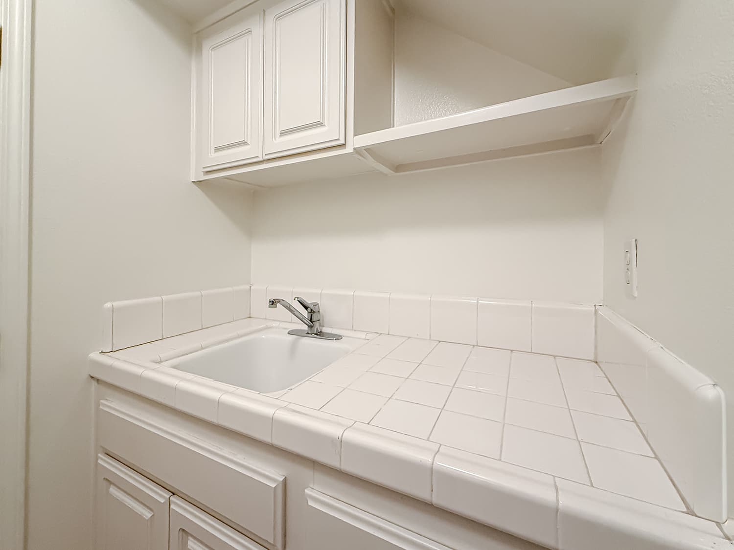 dGuest Bedroom1 Bath and Laundry6.jpg