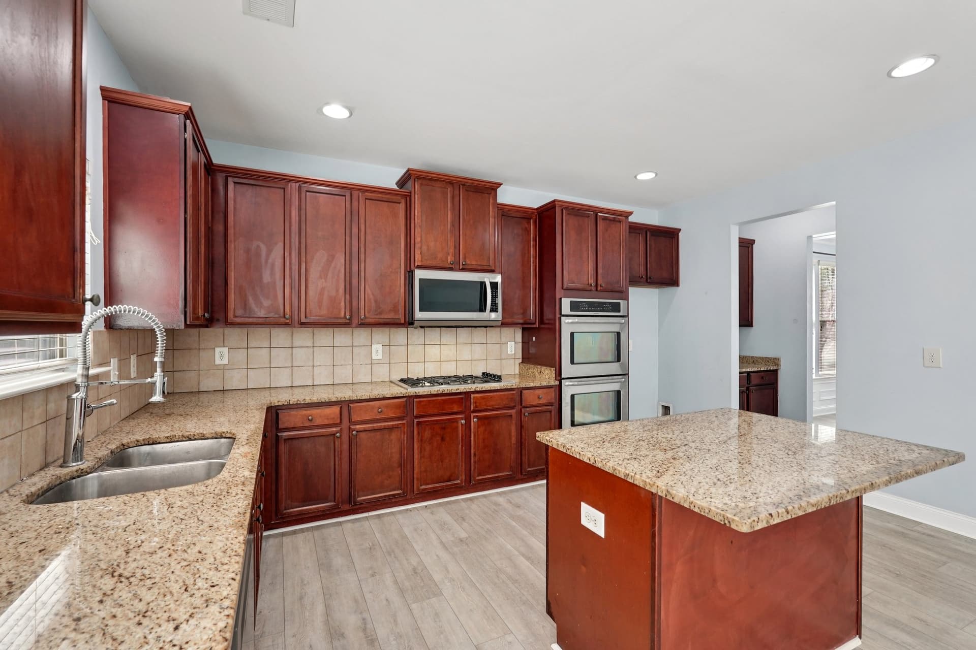 15-web-or-mls-Breckinridge Ln-S2503-015.jpg