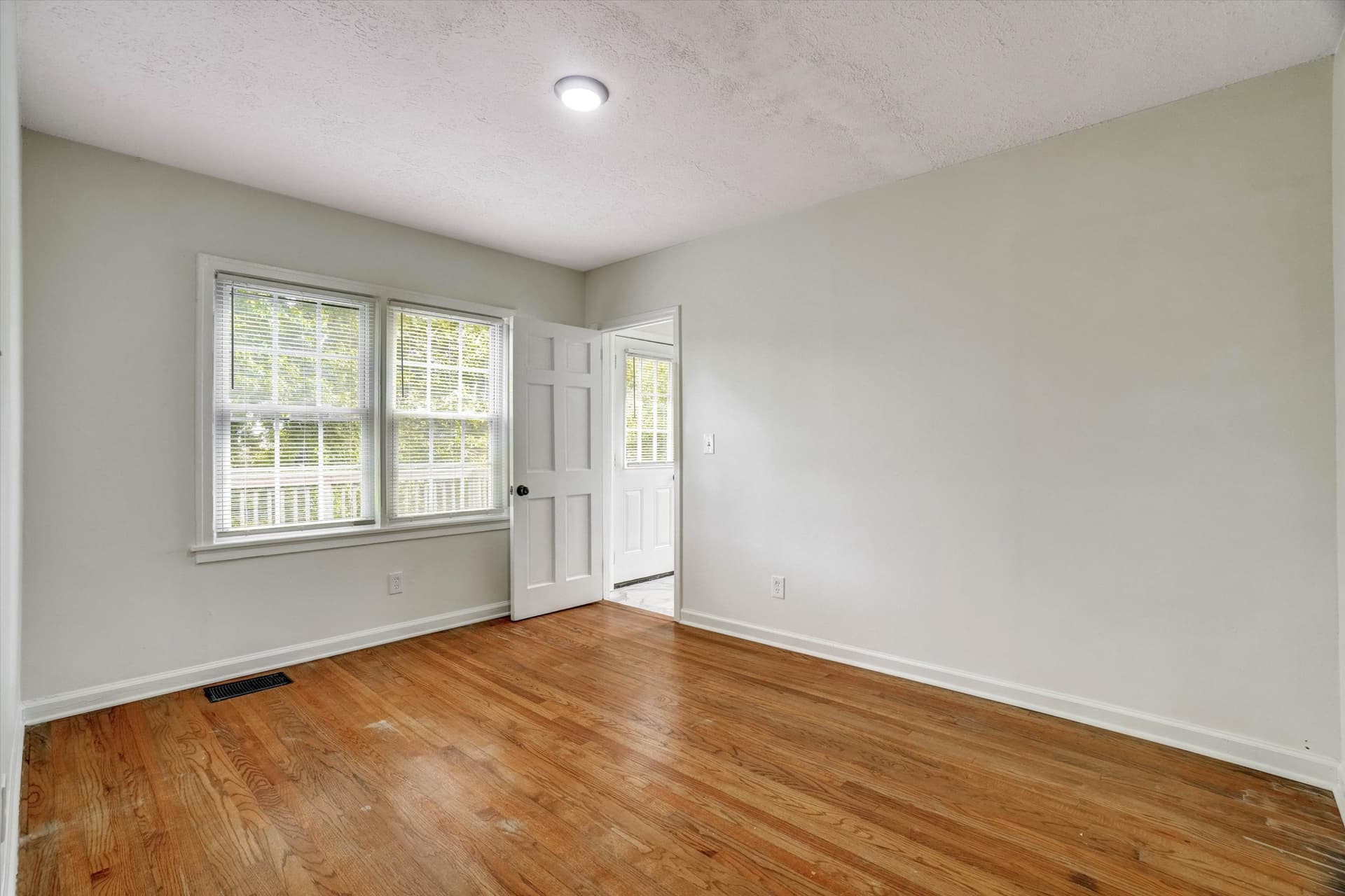 18-788 Richard Street NE-18.jpg