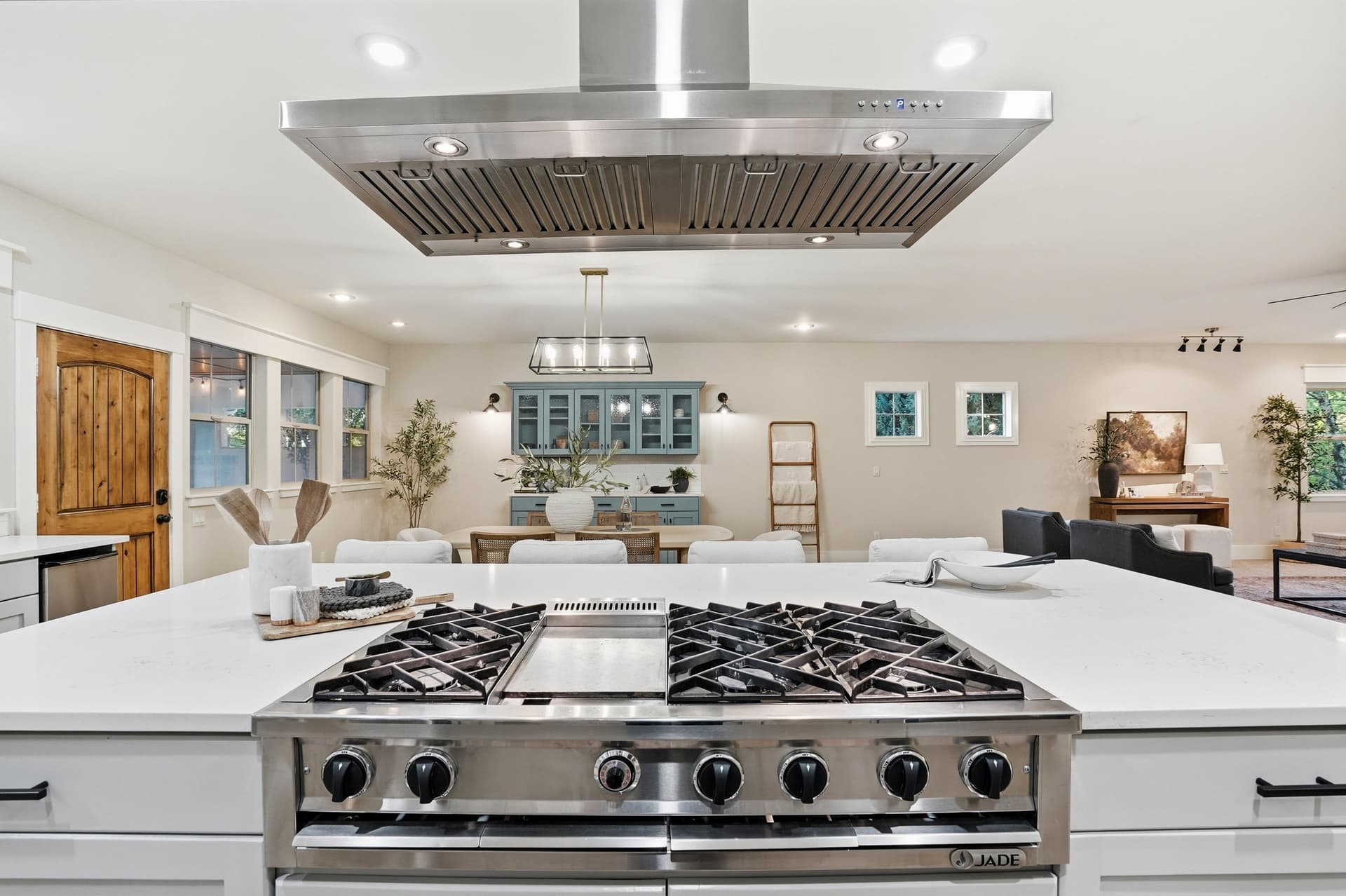 kitchen dining.jpg