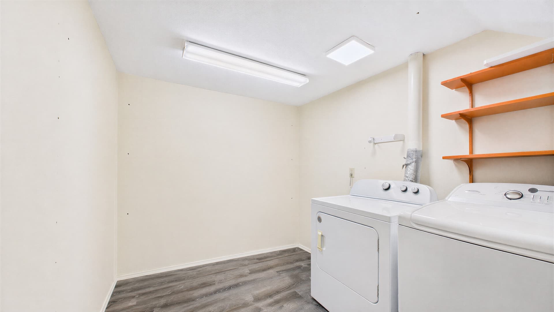 026_LAUNDRY ROOM.jpg