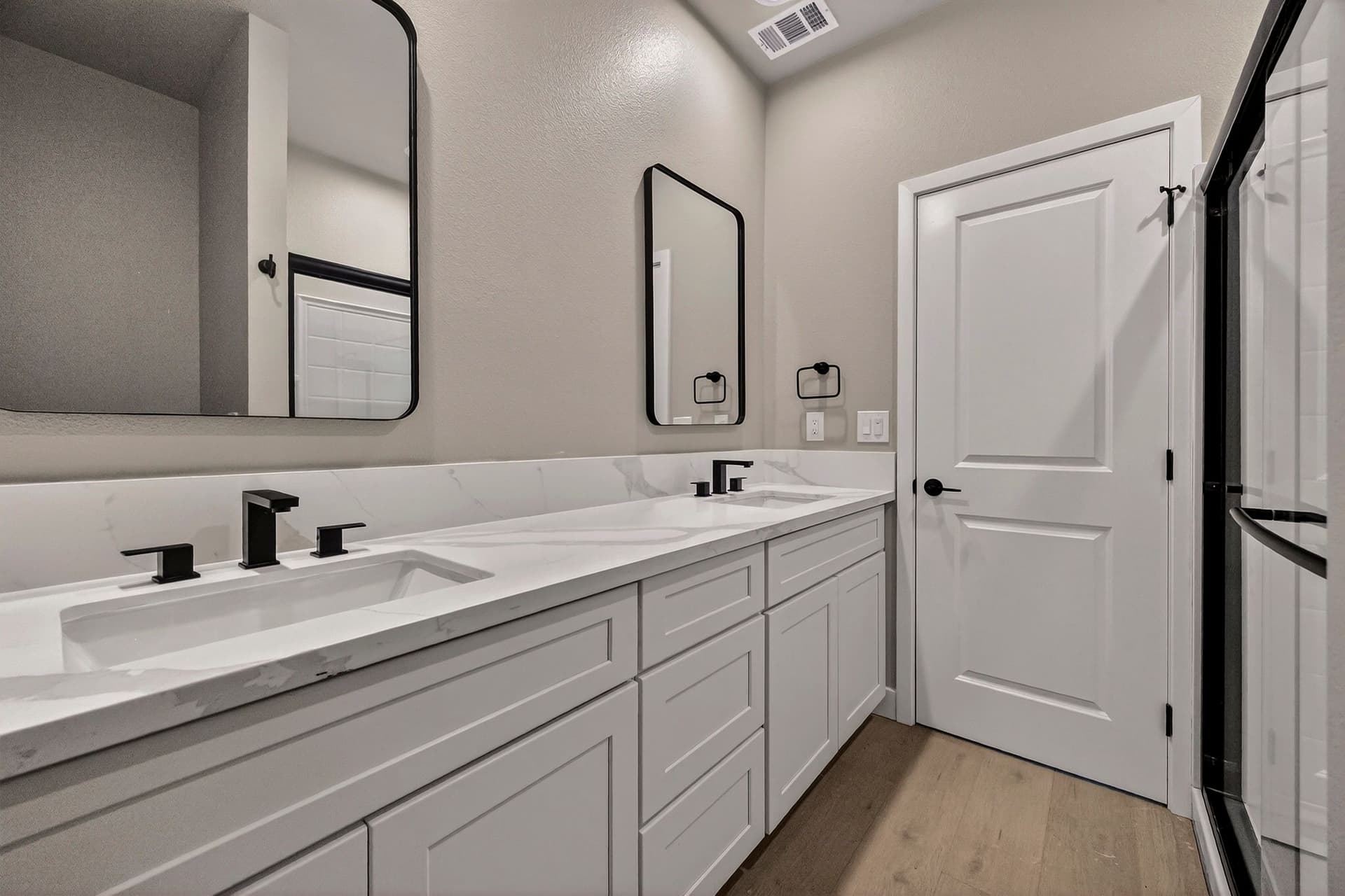 14205 Norwich Cir - 022 (Photos).jpg