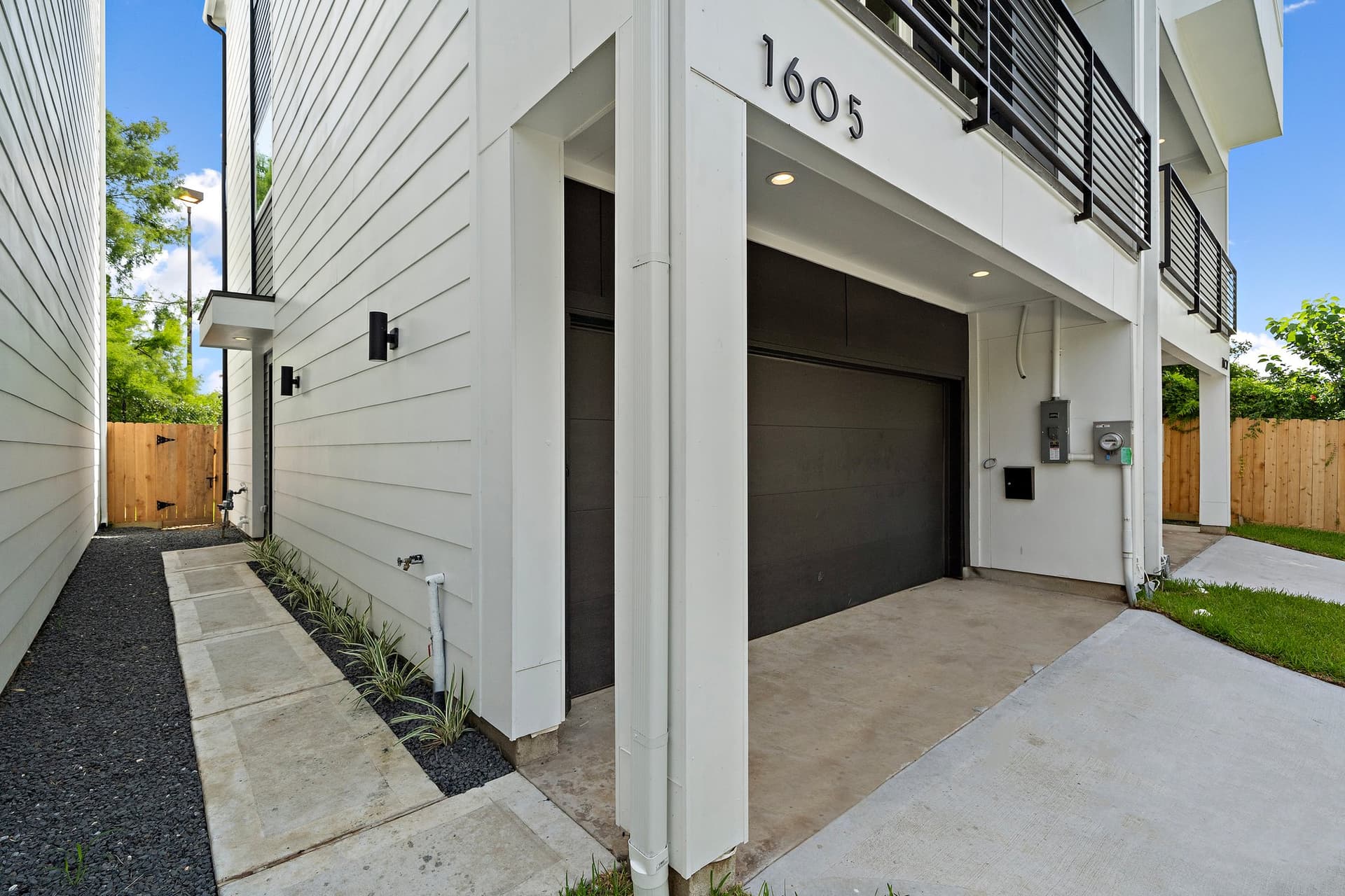 6-web-or-mls-4211 Crawford St HDR - 82.jpg