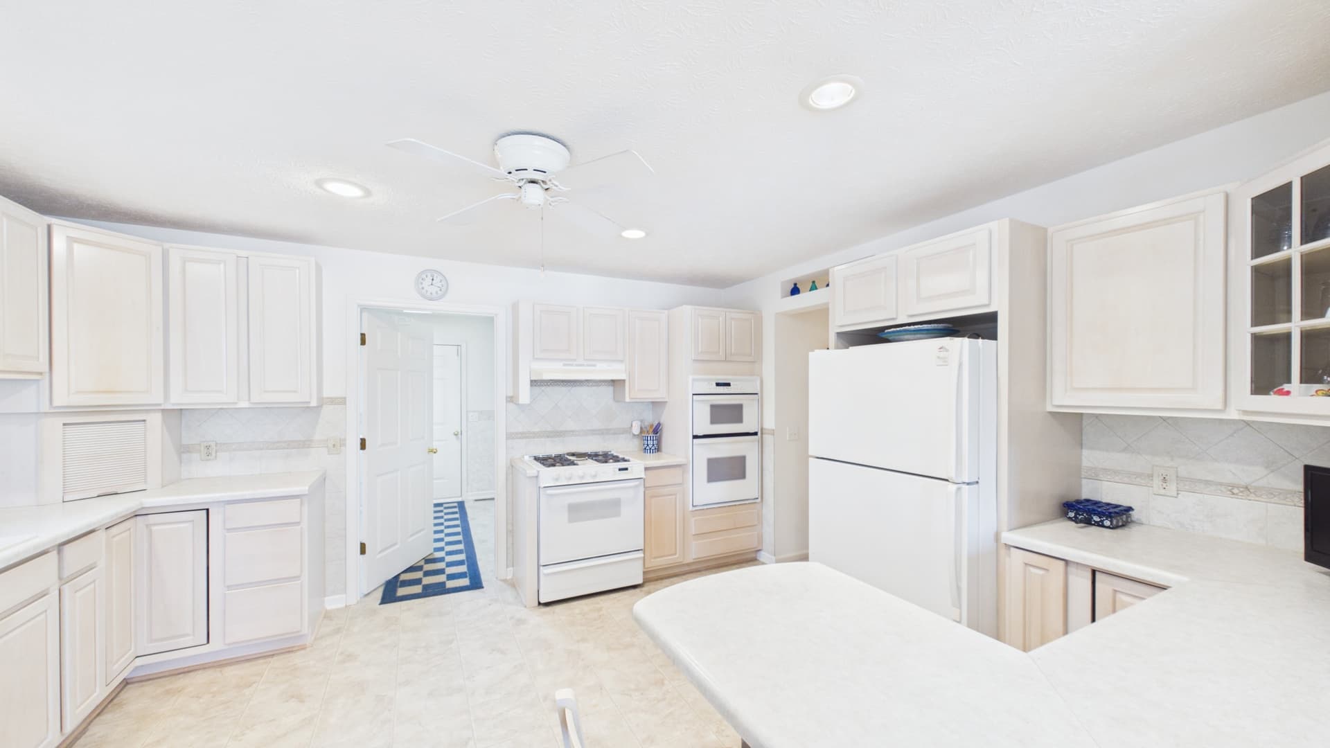 014_KITCHEN.jpg
