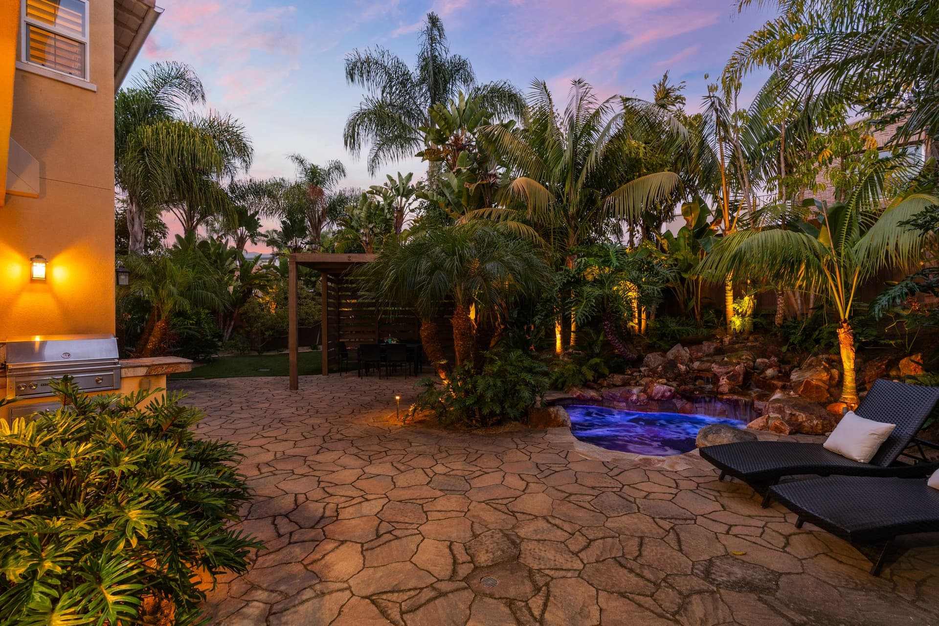 A9M_012_817 Dolphin Cir.jpg