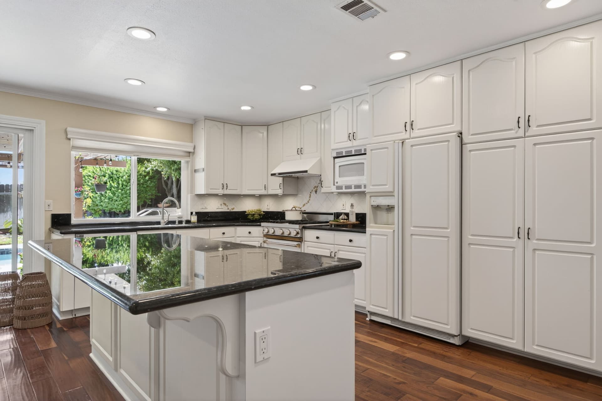 21-web-or-mls-Upmarket_Media-2247West070.jpg