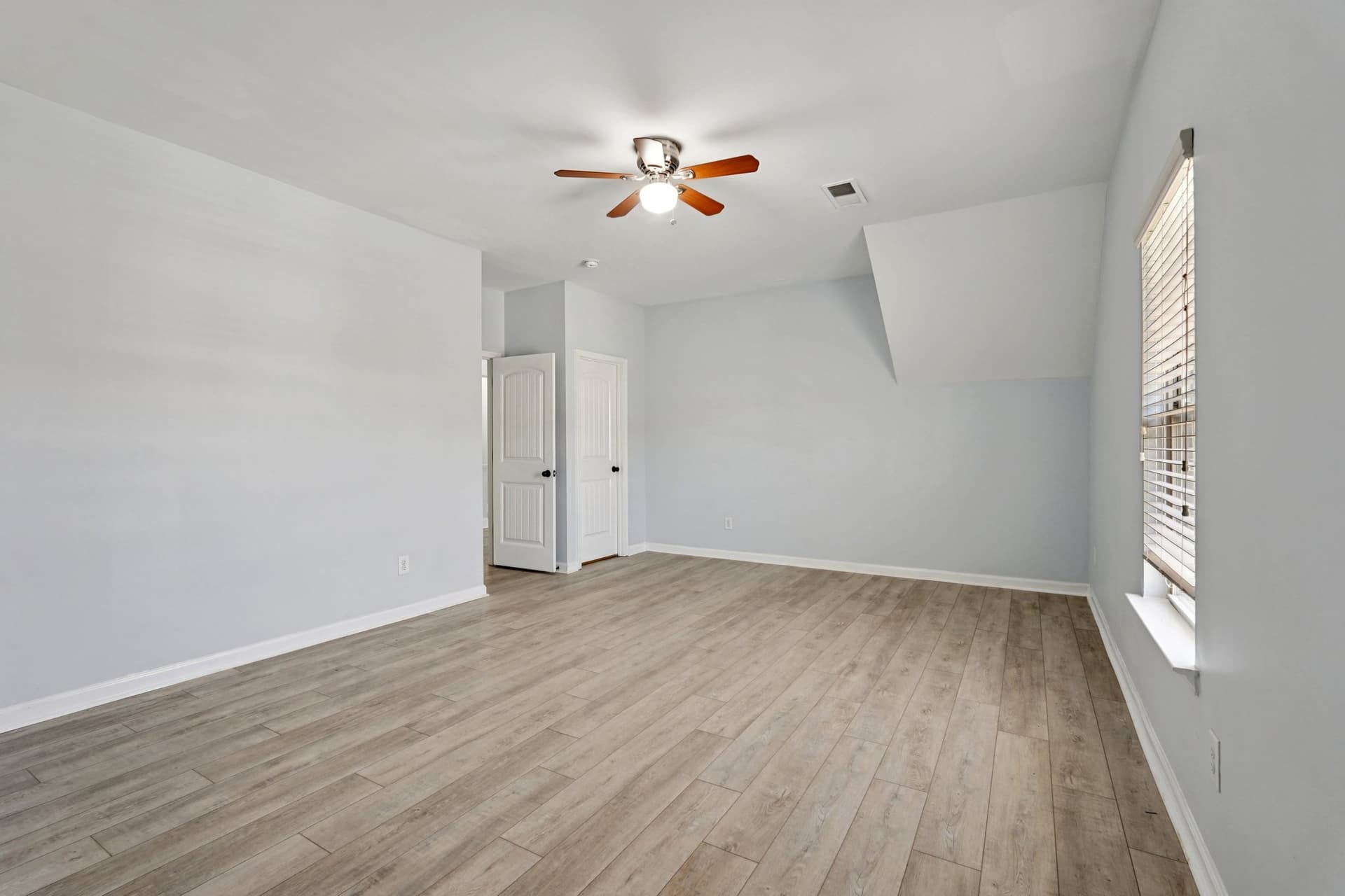 48-web-or-mls-Breckinridge Ln-S2503-048.jpg