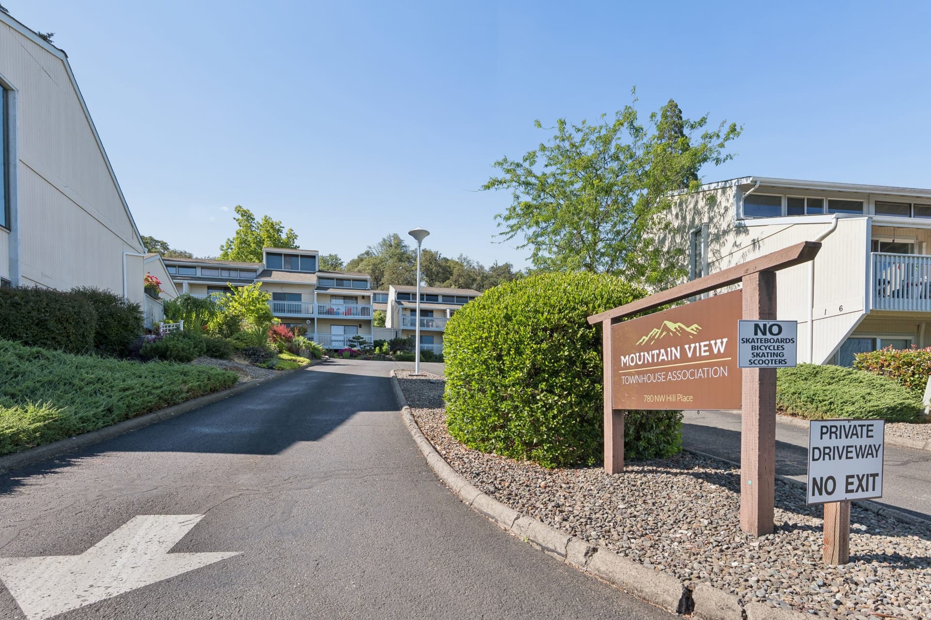 11 NW Mountain View ext-18.jpg