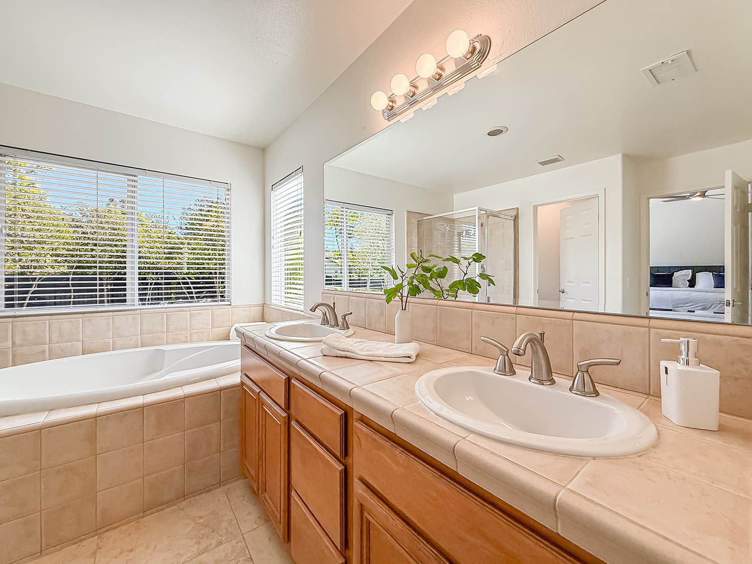 iPrimary Bedroom Suite5.jpg