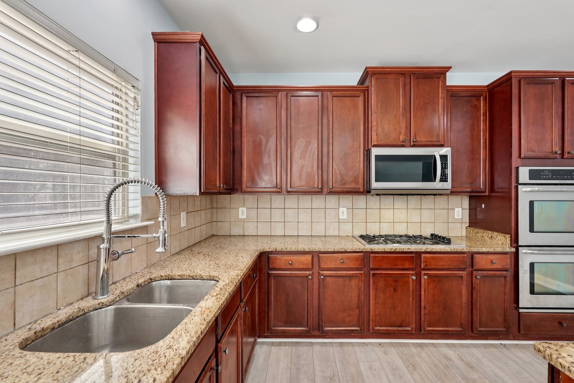 16-web-or-mls-Breckinridge Ln-S2503-016.jpg