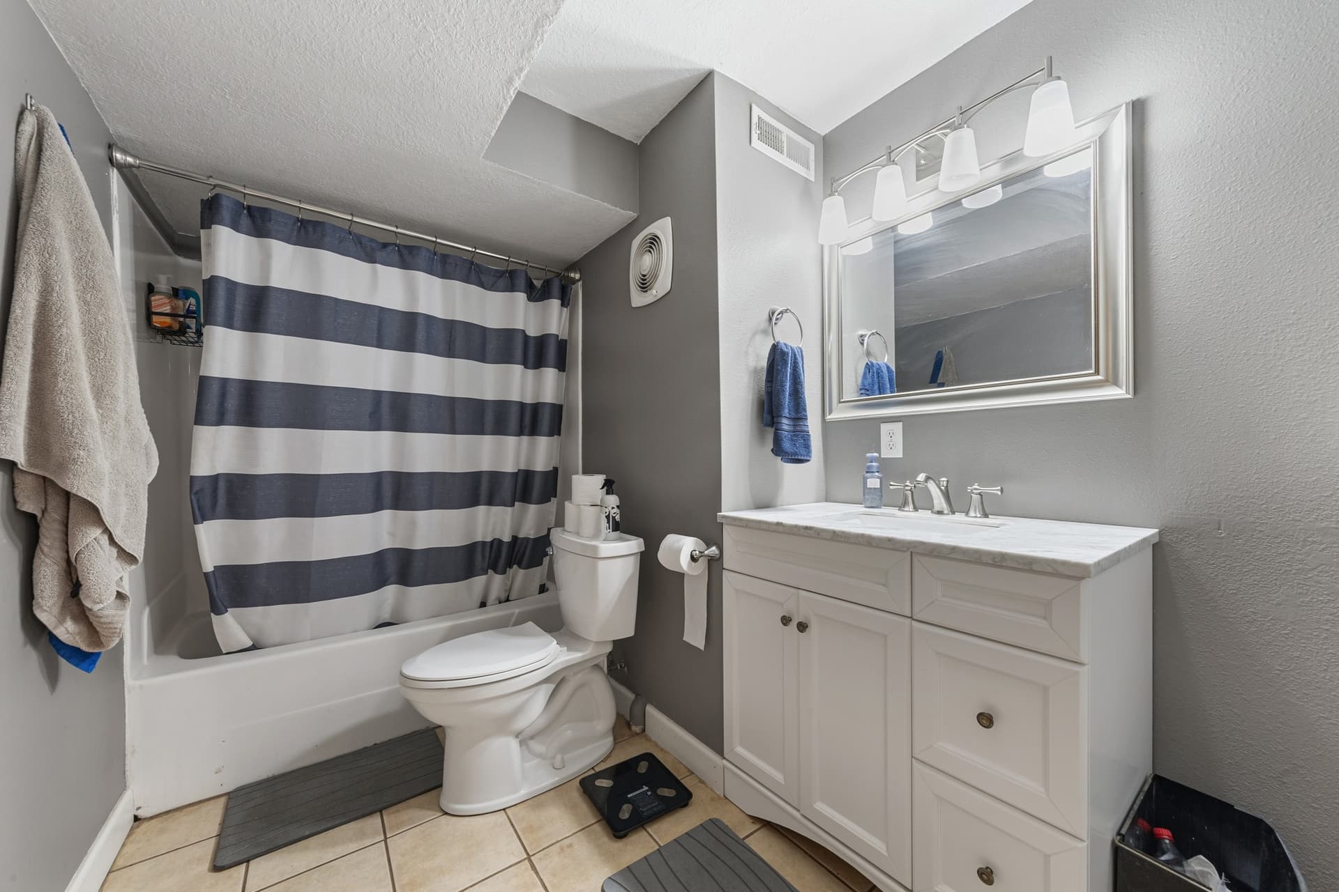38 Bathroom_lower.jpg