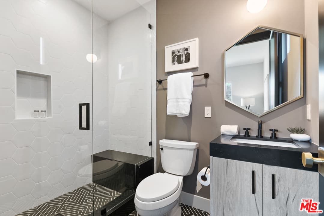 downstairs-bath-shower-20-665508_15_0.jpg