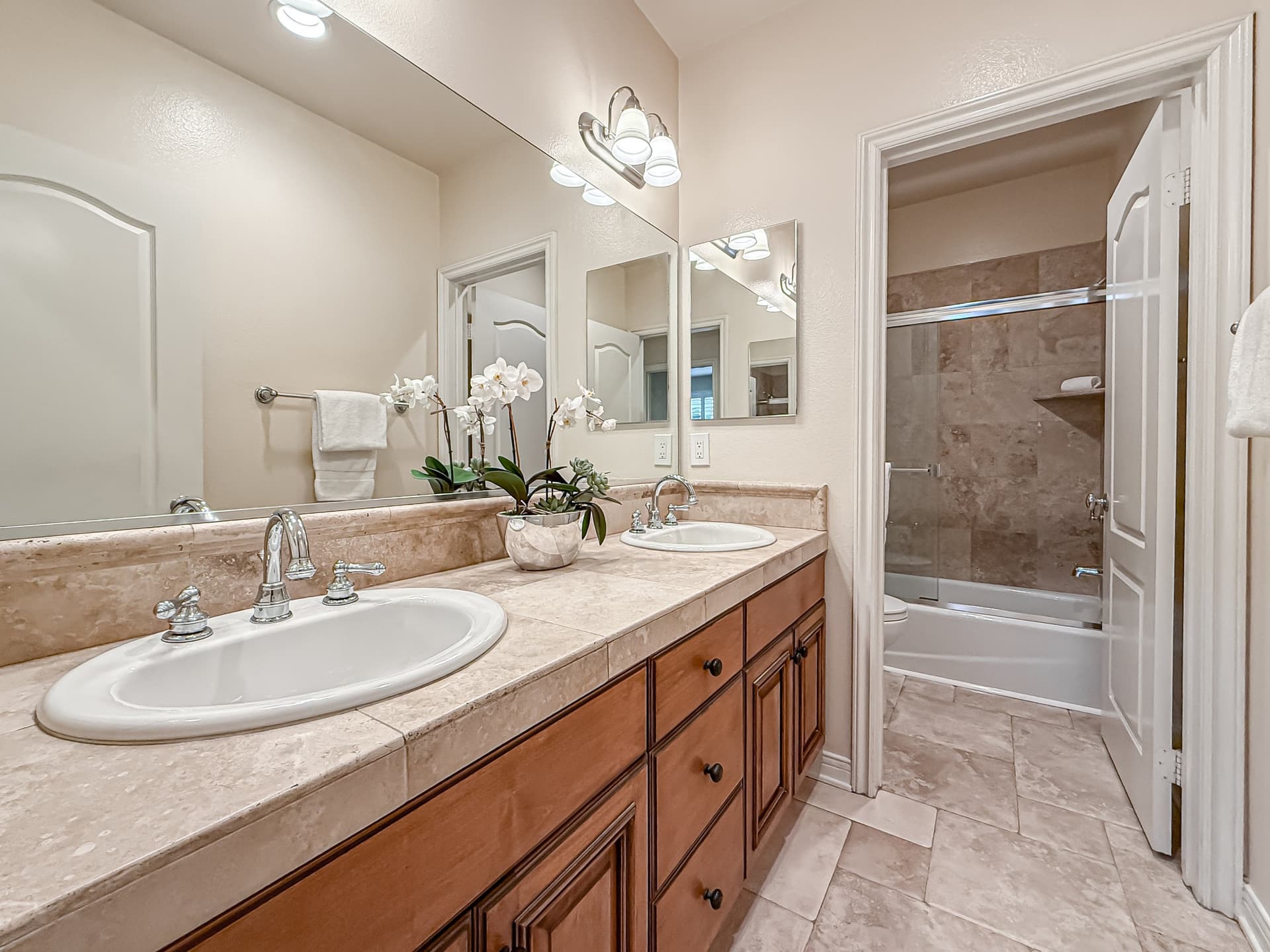 hHall Bath2.jpg