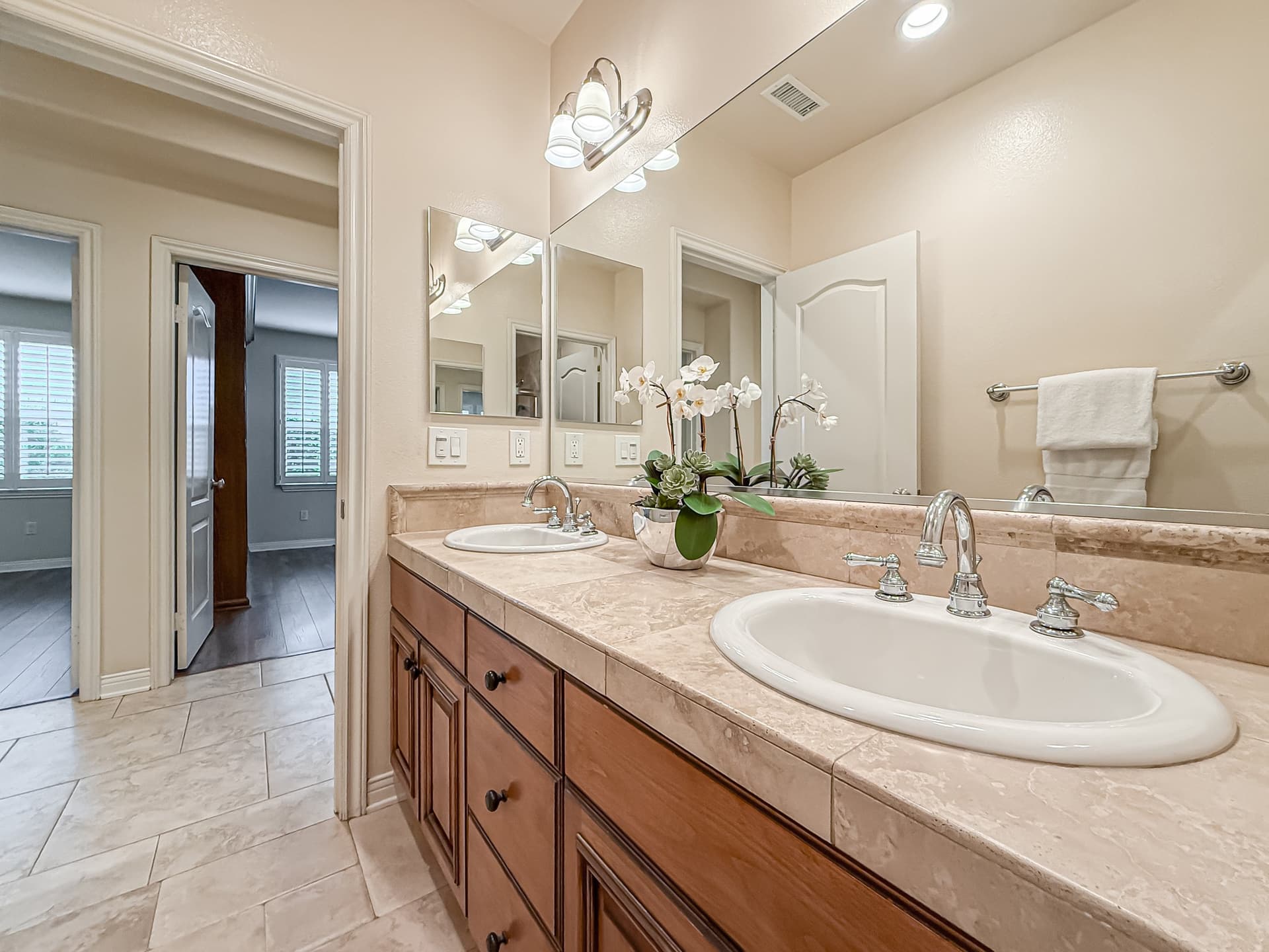 hHall Bath3.jpg