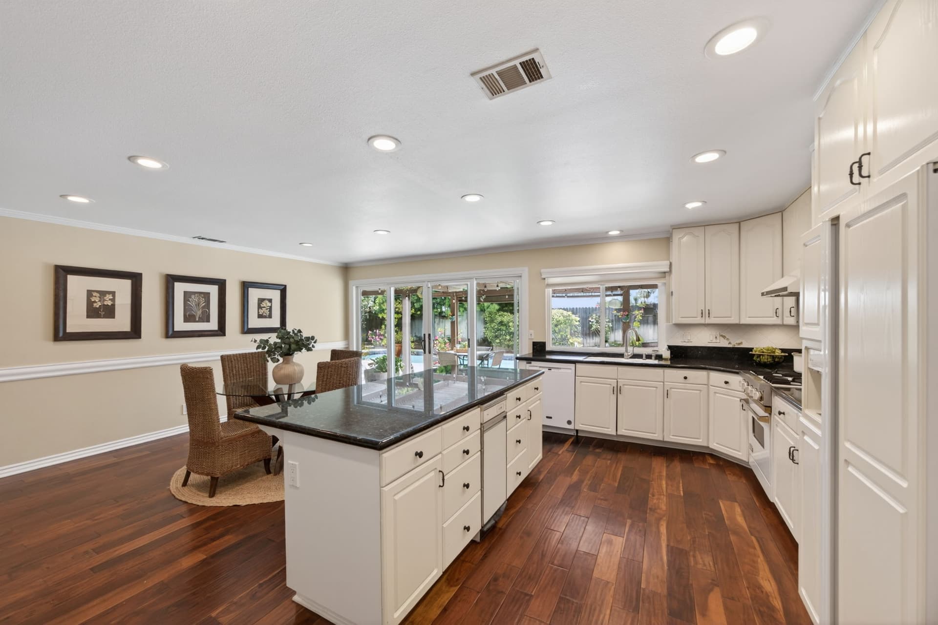 20-web-or-mls-Upmarket_Media-2247West067.jpg