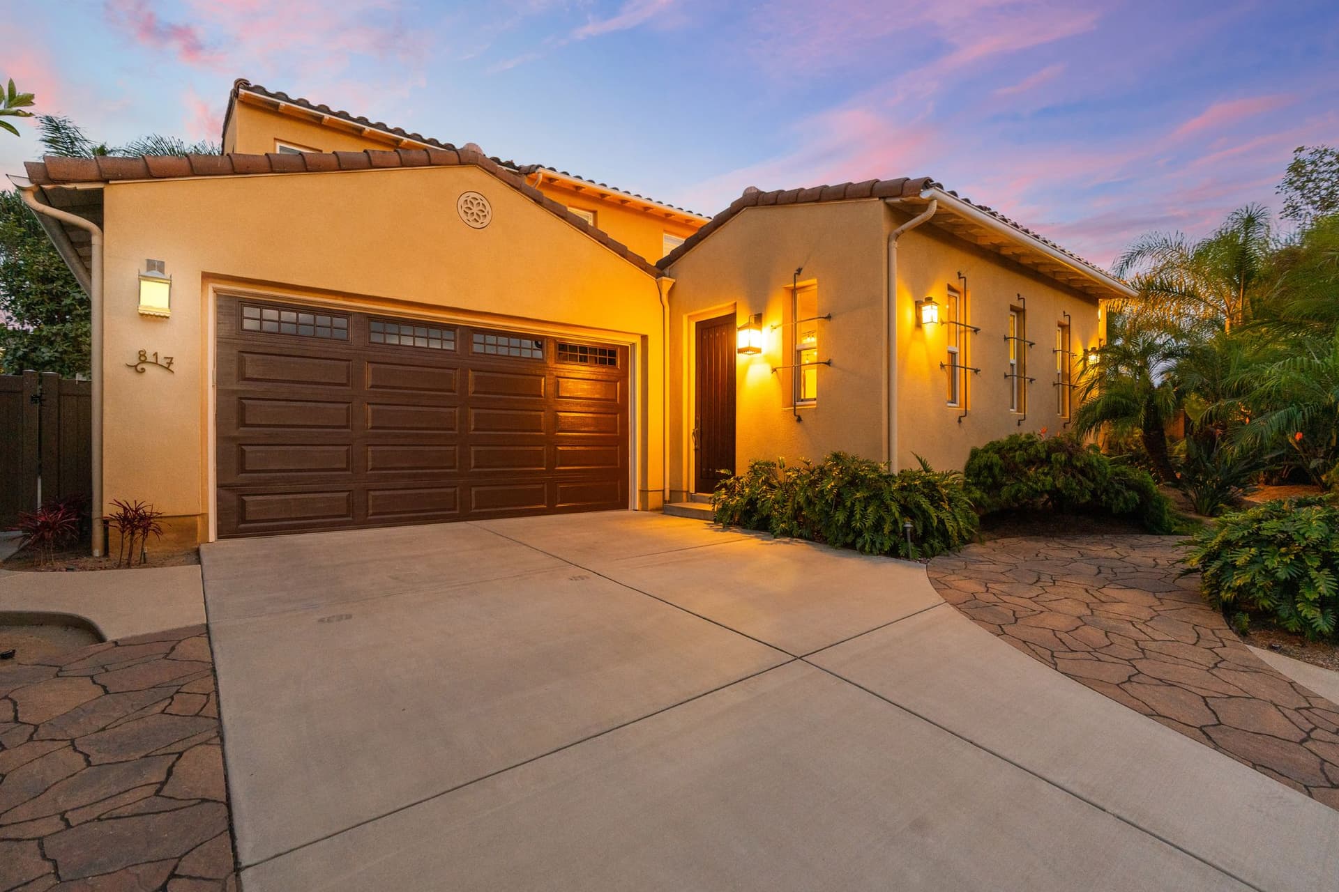 A9M_001_817 Dolphin Cir.jpg