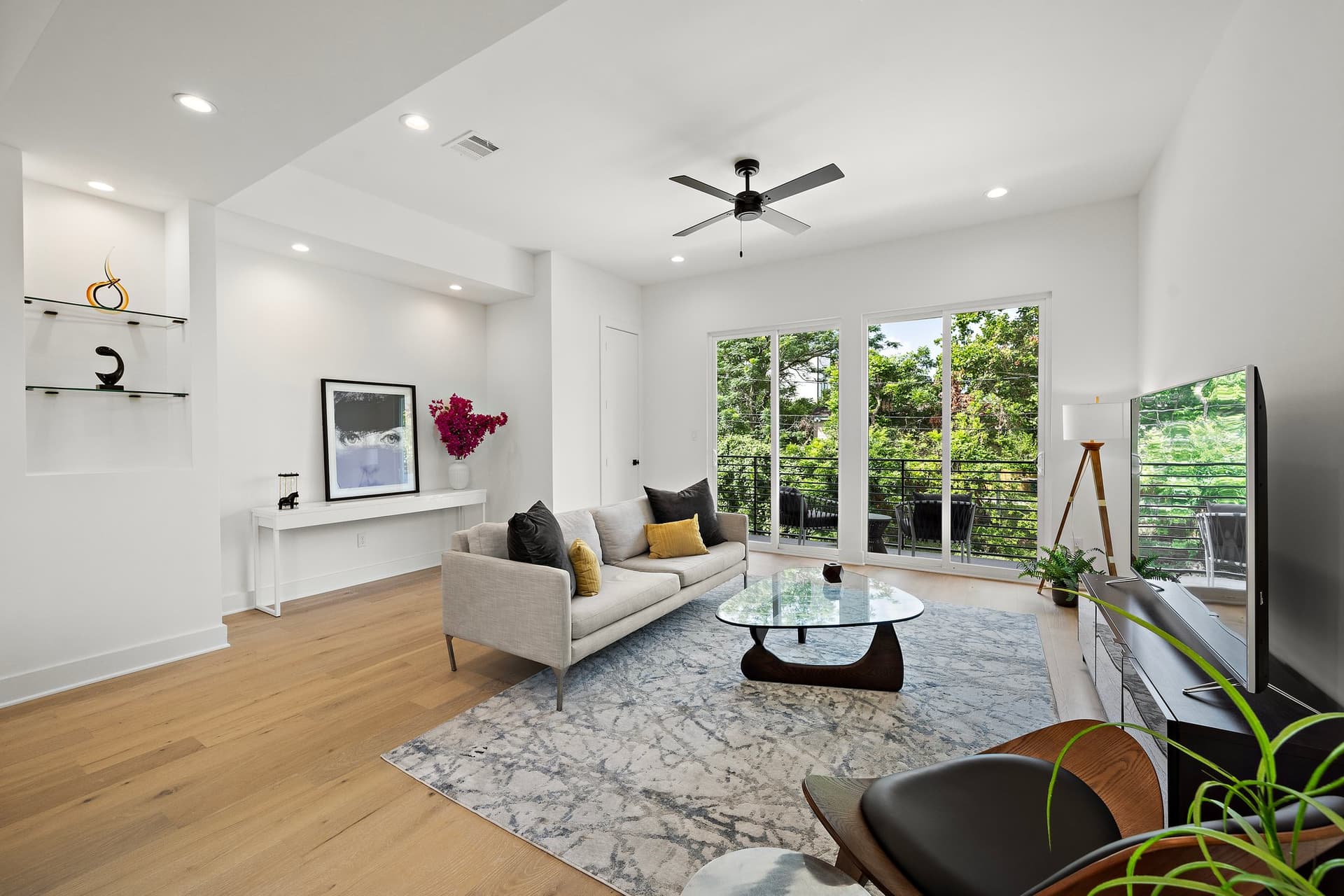 11-web-or-mls-4211 Crawford St HDR - 192.jpg