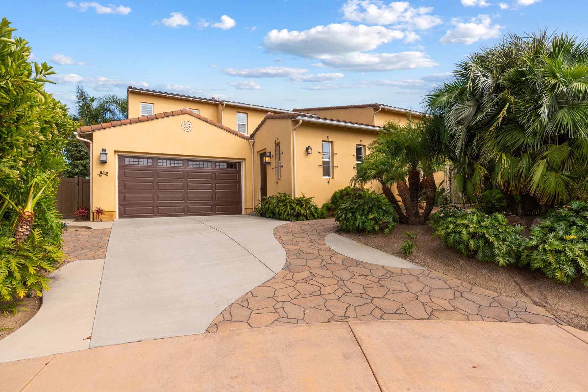 A9M_027_817 Dolphin Cir.jpg