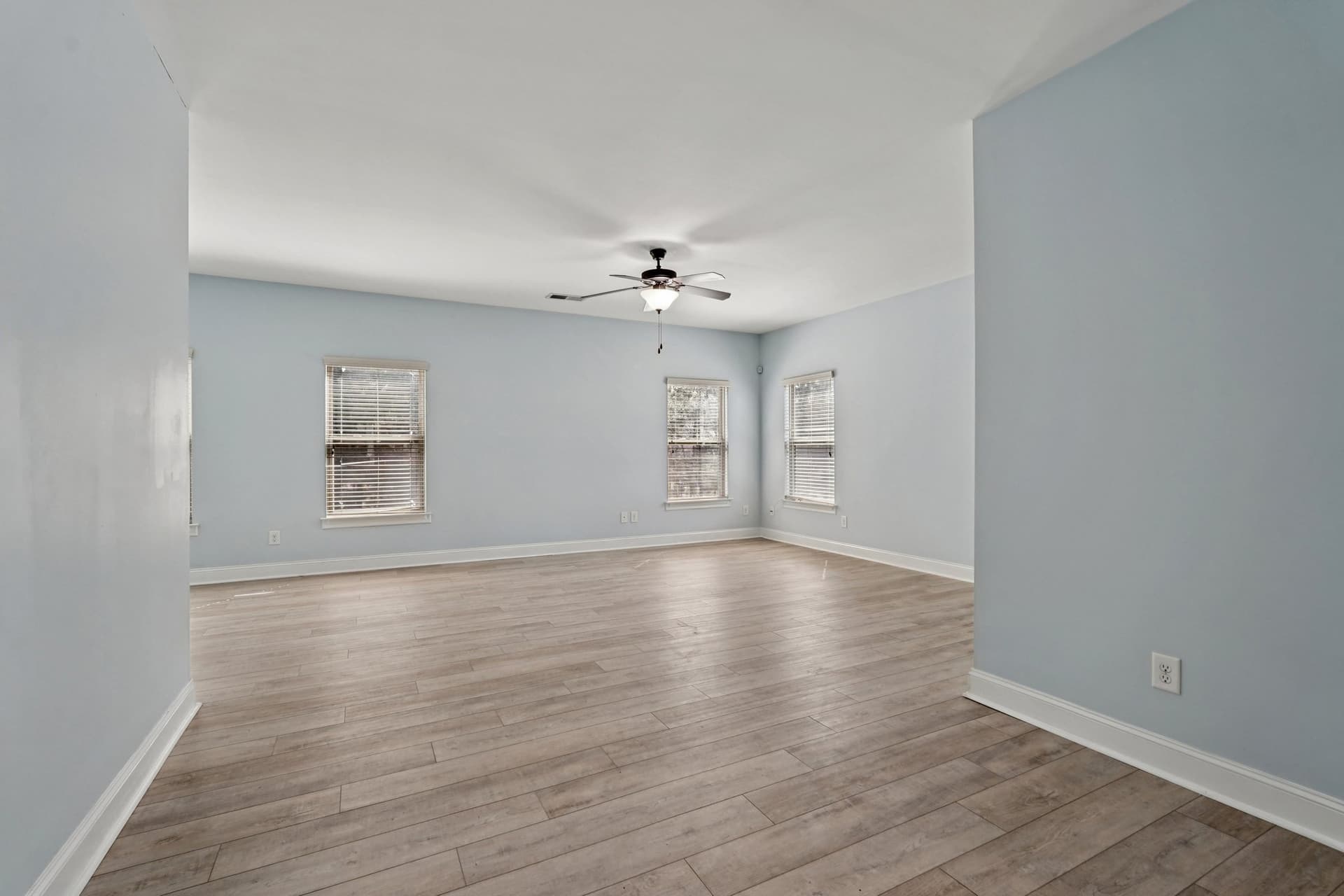 36-web-or-mls-Breckinridge Ln-S2503-036.jpg