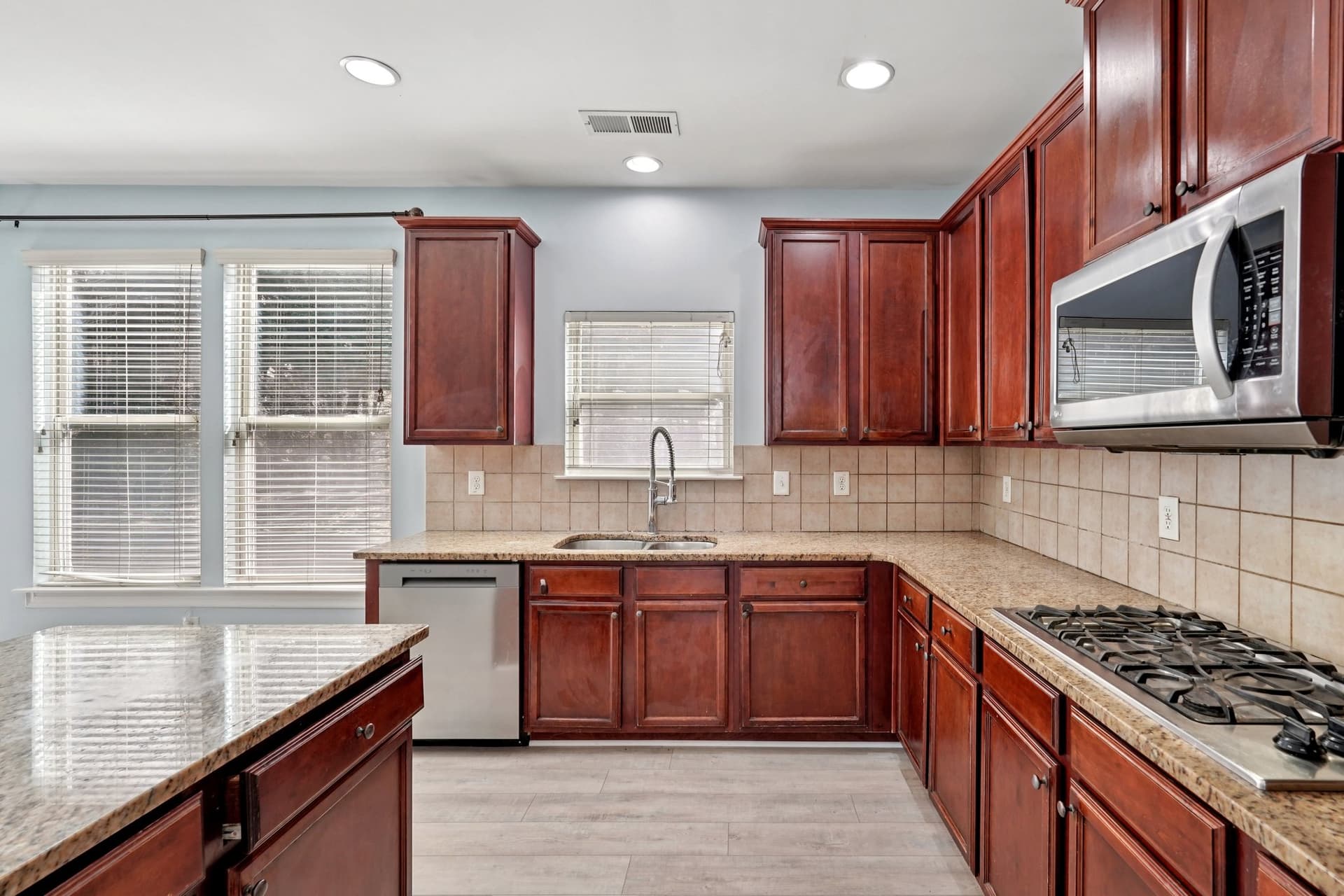 18-web-or-mls-Breckinridge Ln-S2503-018.jpg