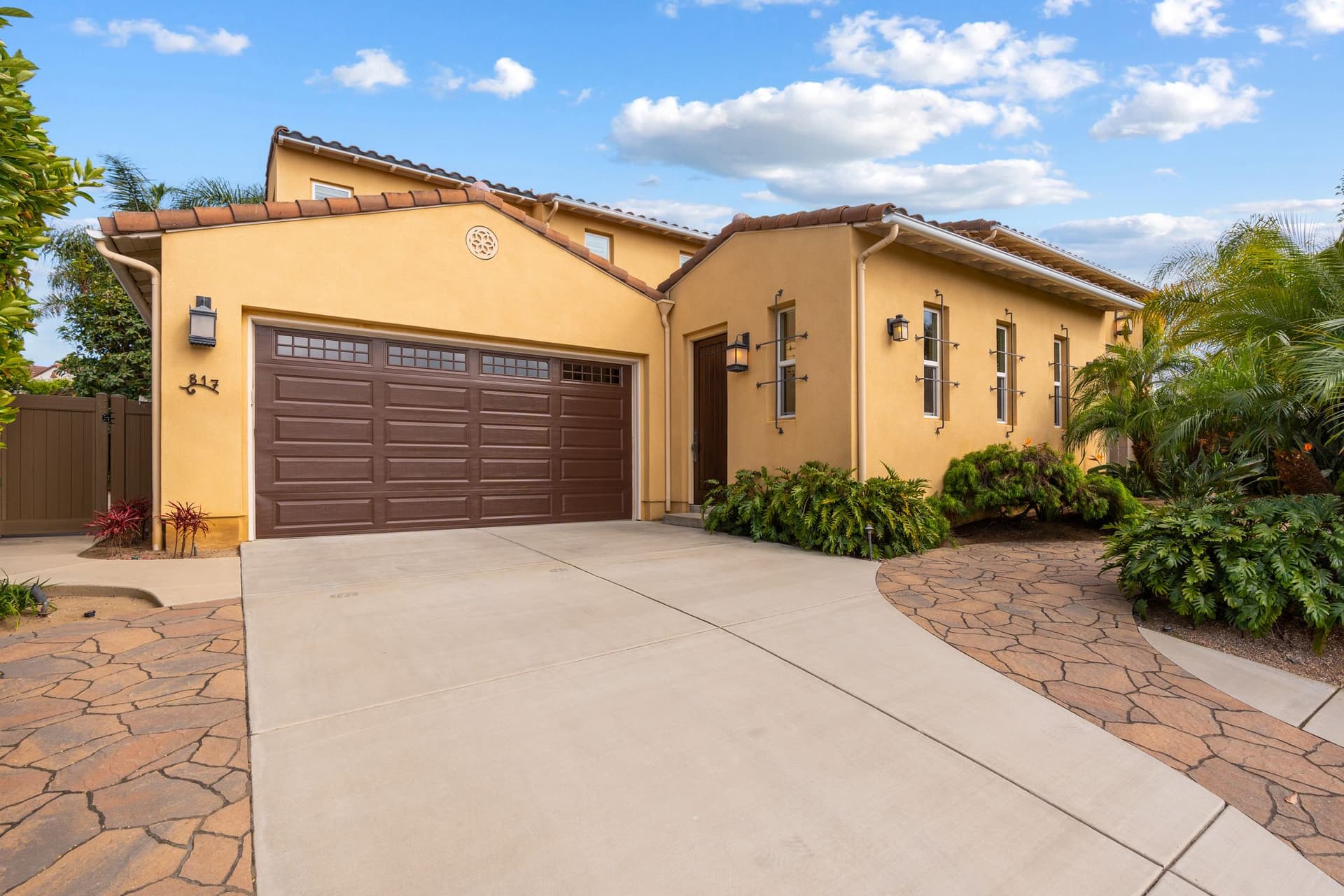 A9M_028_817 Dolphin Cir.jpg