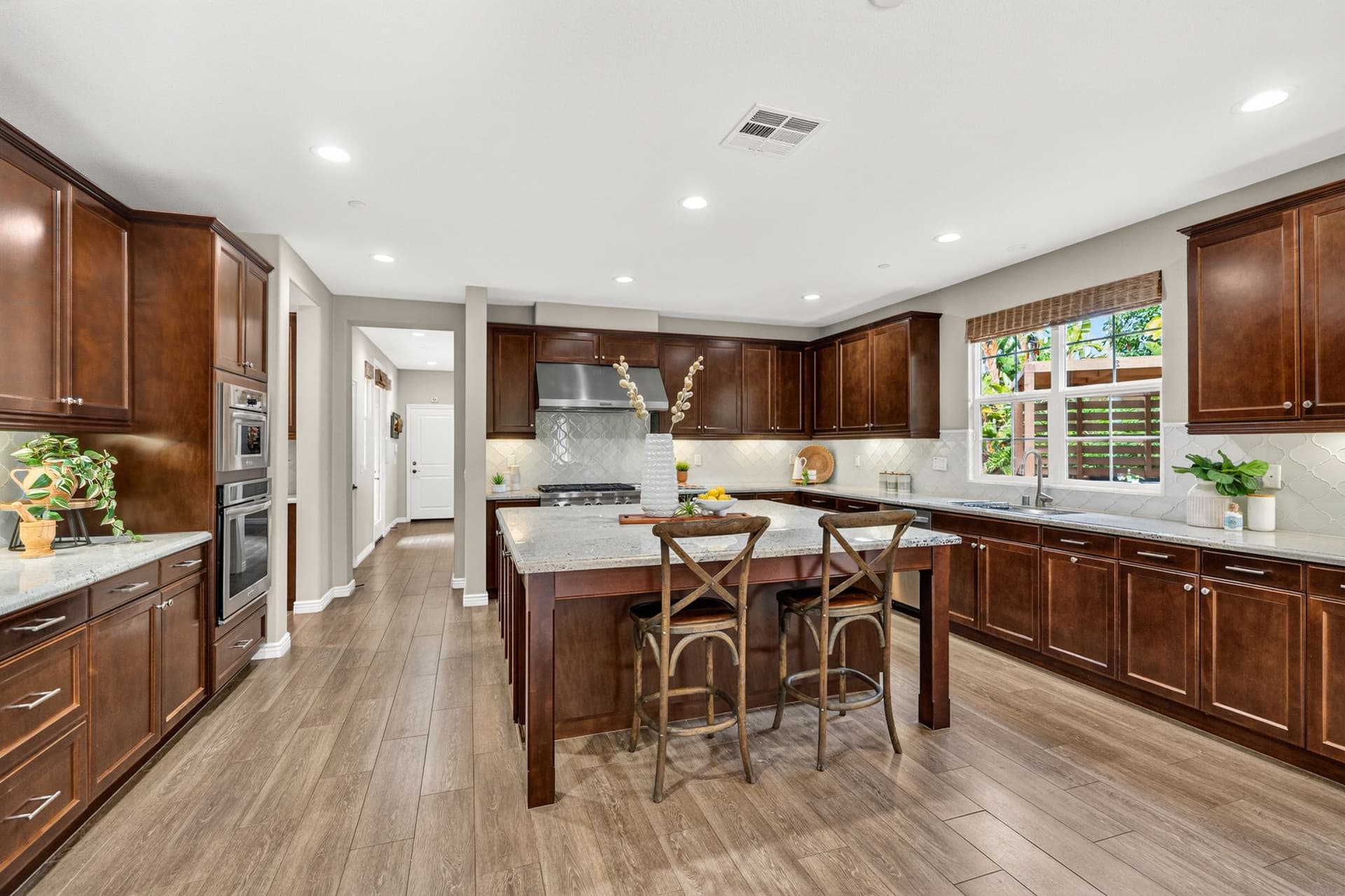 A9M_045_817 Dolphin Cir.jpg