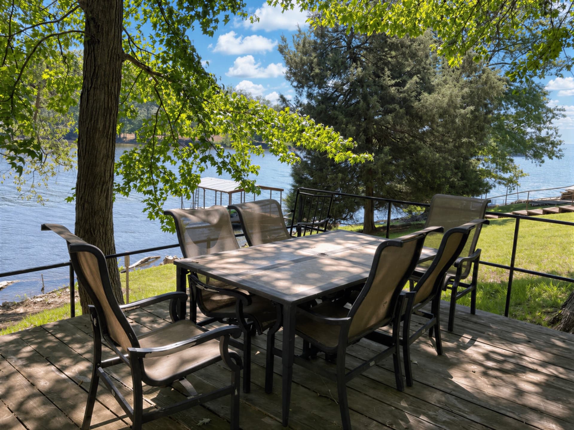 038_LAKESIDE DECK.jpg