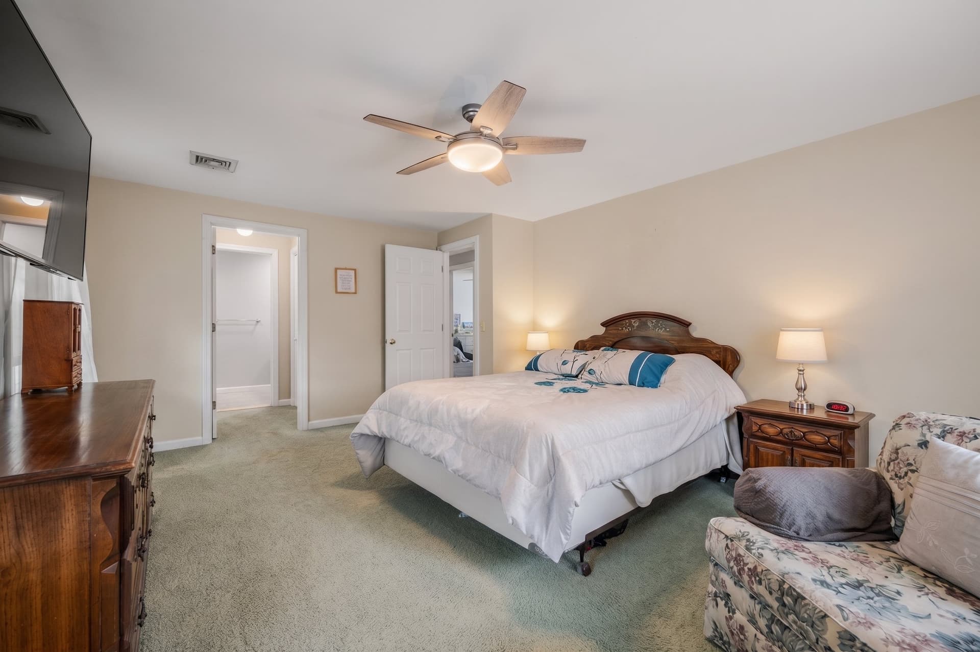 40-web-or-mls-66 Clipper Ct, Groton-11.edited.jpg