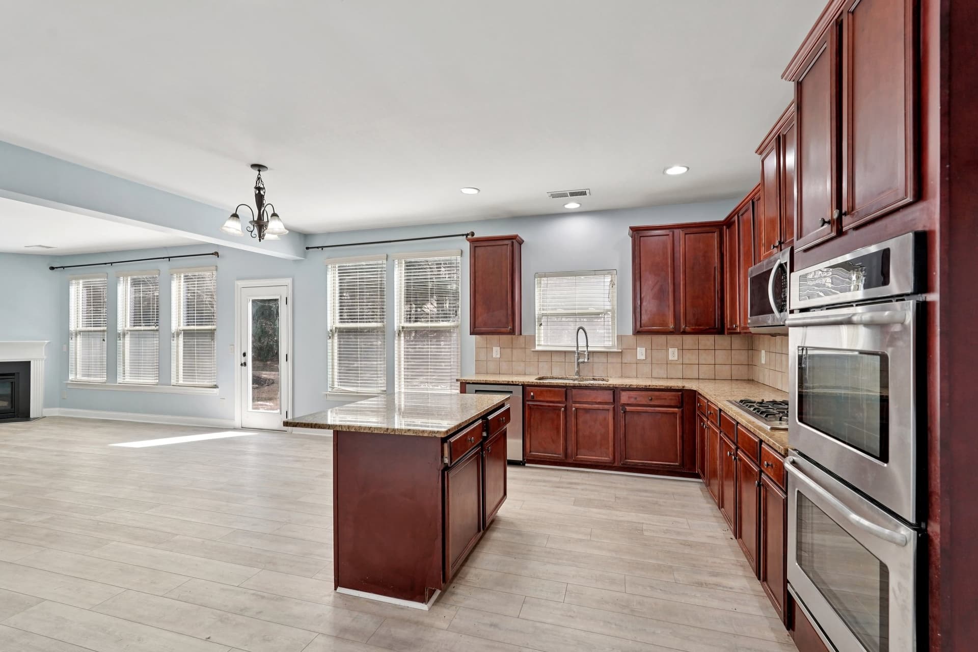 12-web-or-mls-Breckinridge Ln-S2503-012.jpg
