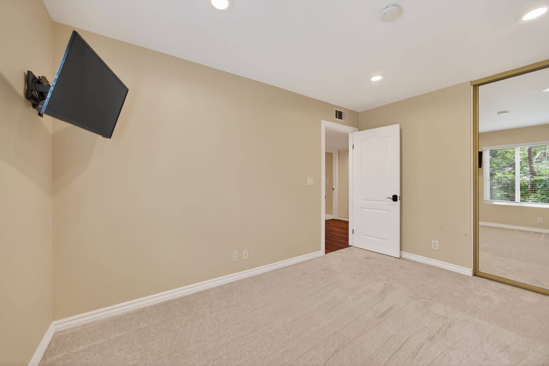 27-web-or-mls-Upmarket_Media-2247West079.jpg