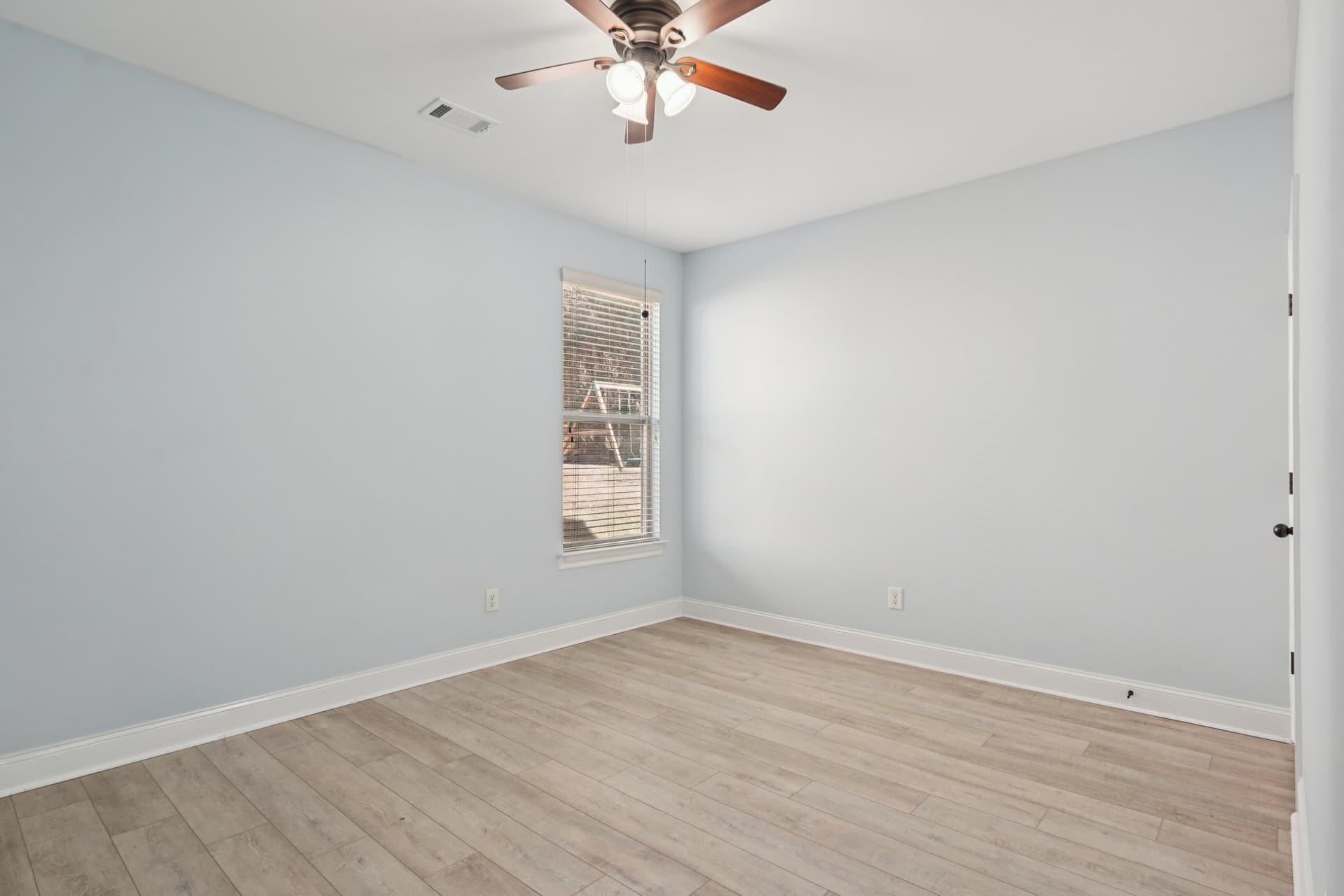 32-web-or-mls-Breckinridge Ln-S2503-032.jpg