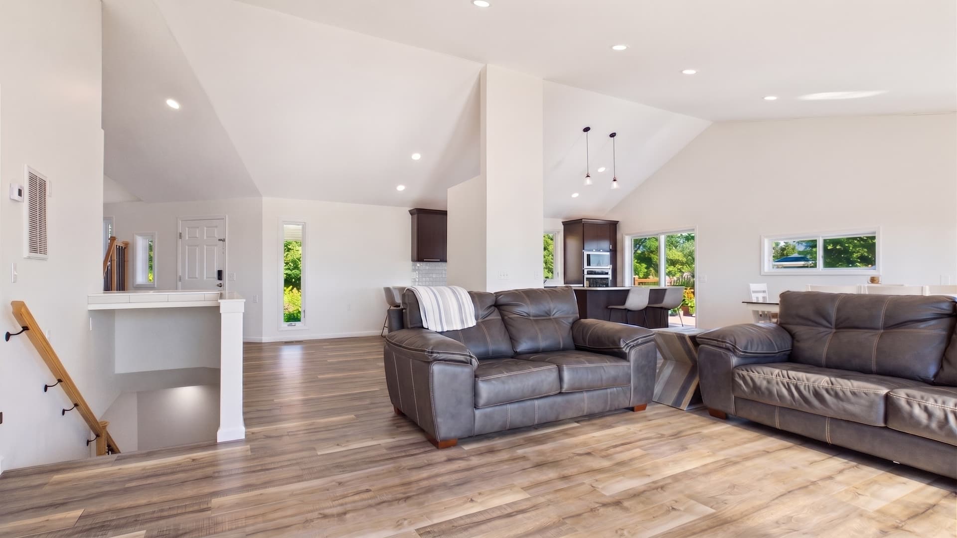 033_Stairs To Lower Level.jpg