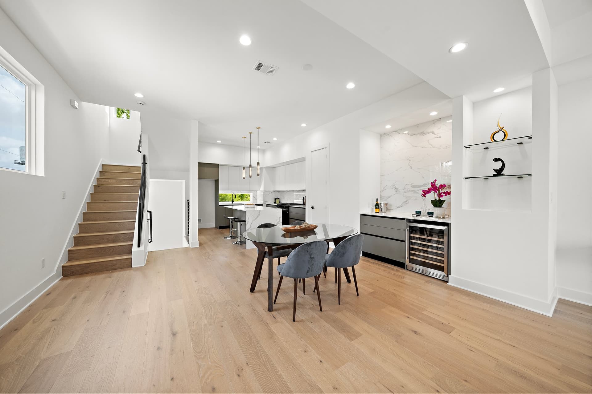 15-web-or-mls-4211 Crawford St HDR - 226.jpg