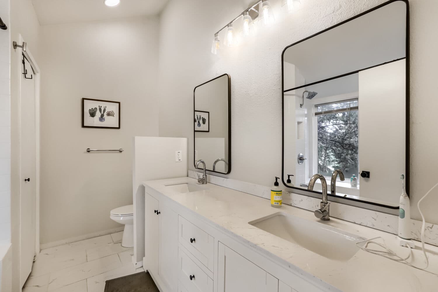 23551 Genesee Village Road H - Web Quality - 012 - 12 Primary Bathroom.jpg