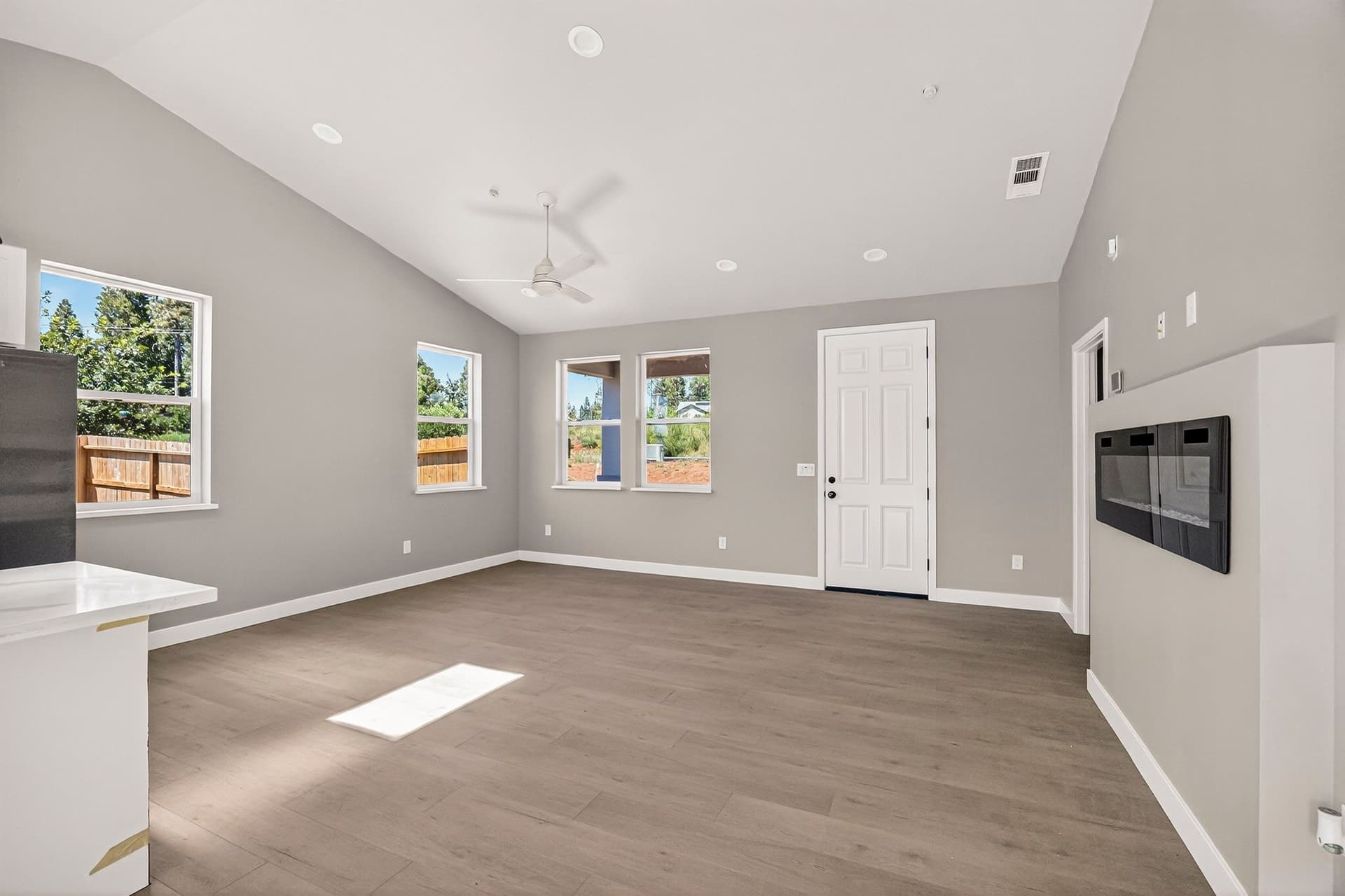 14205 Norwich Cir - 008 (Photos).jpg