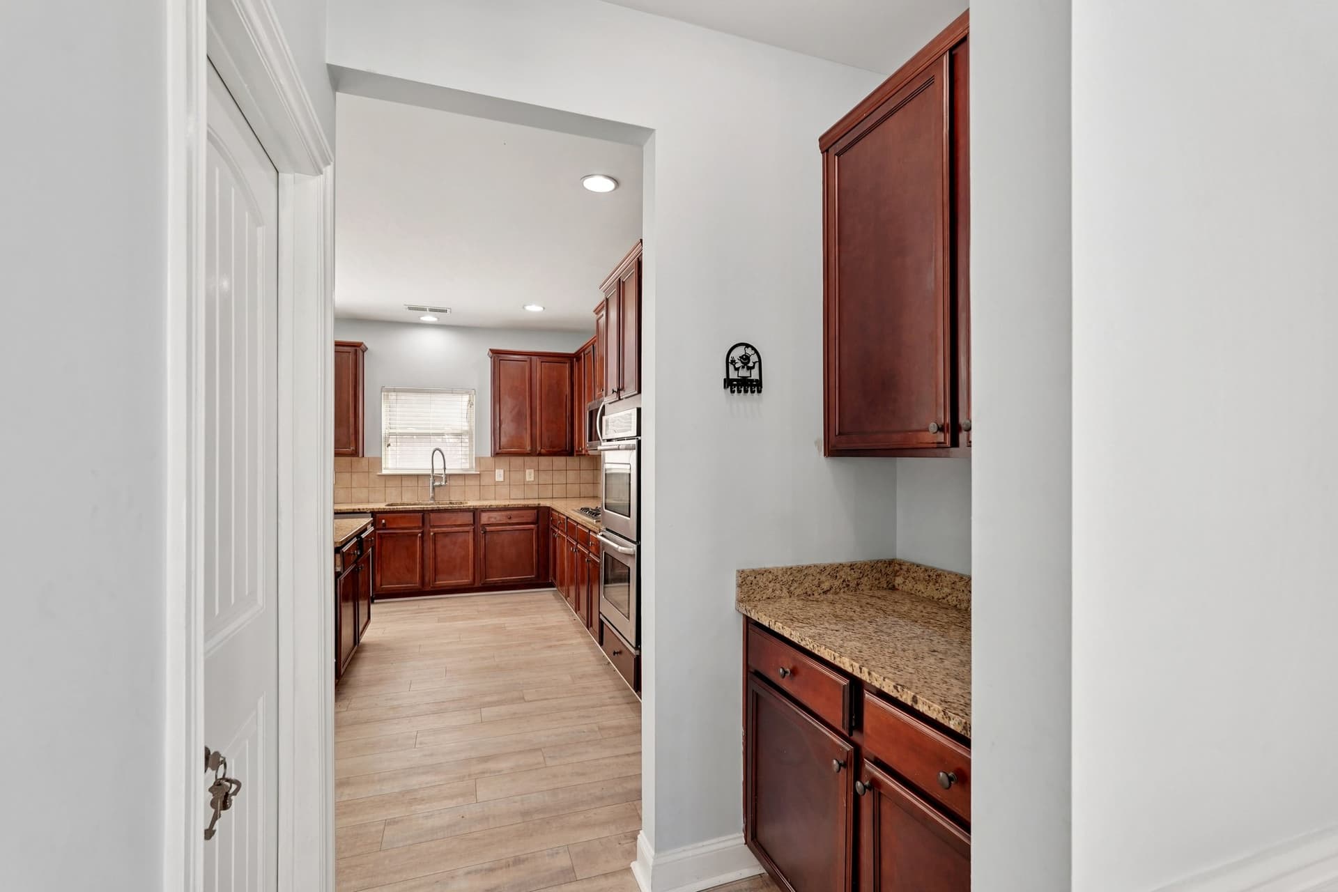 10-web-or-mls-Breckinridge Ln-S2503-010.jpg