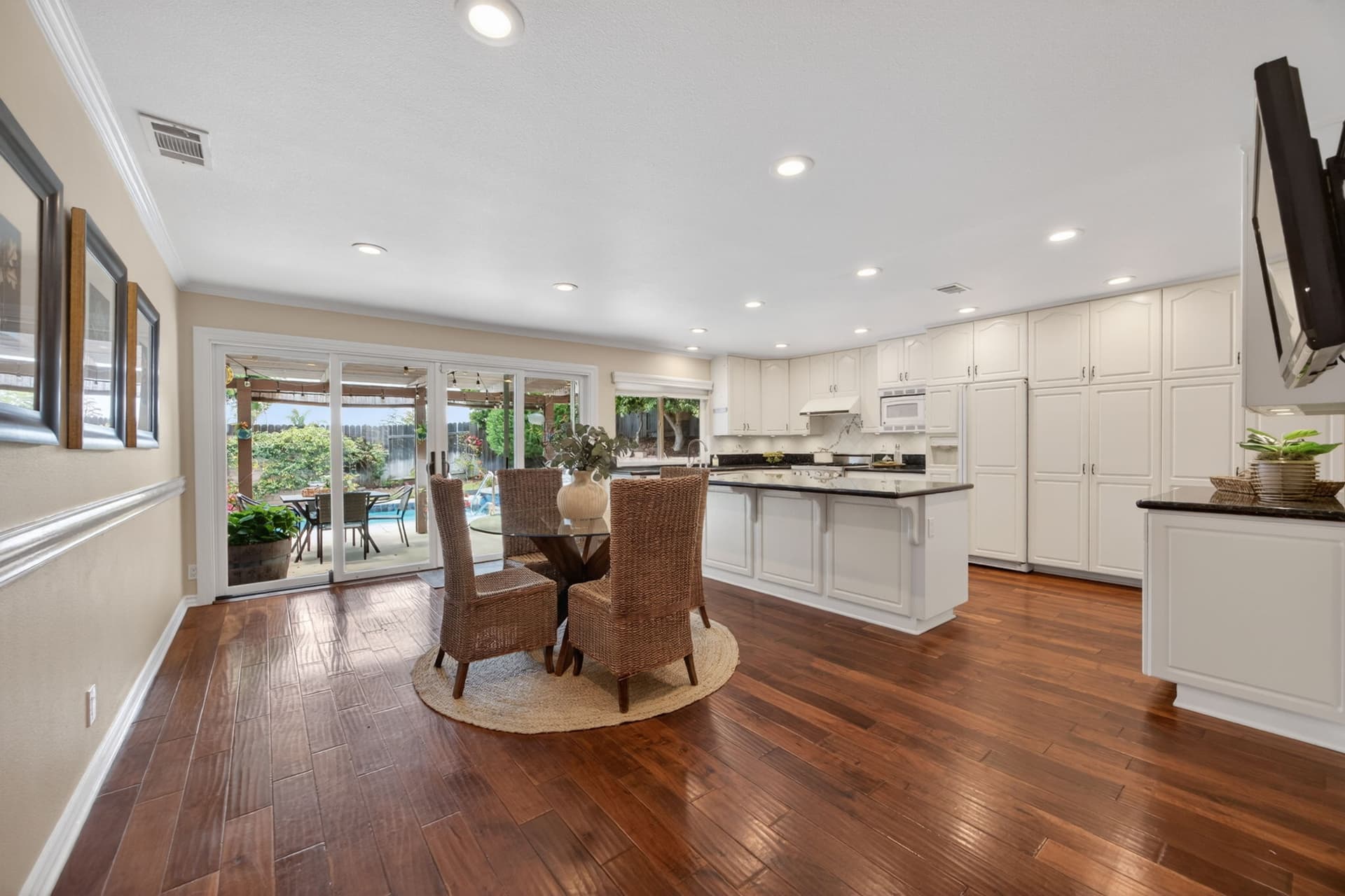 12-web-or-mls-Upmarket_Media-2247West043.jpg