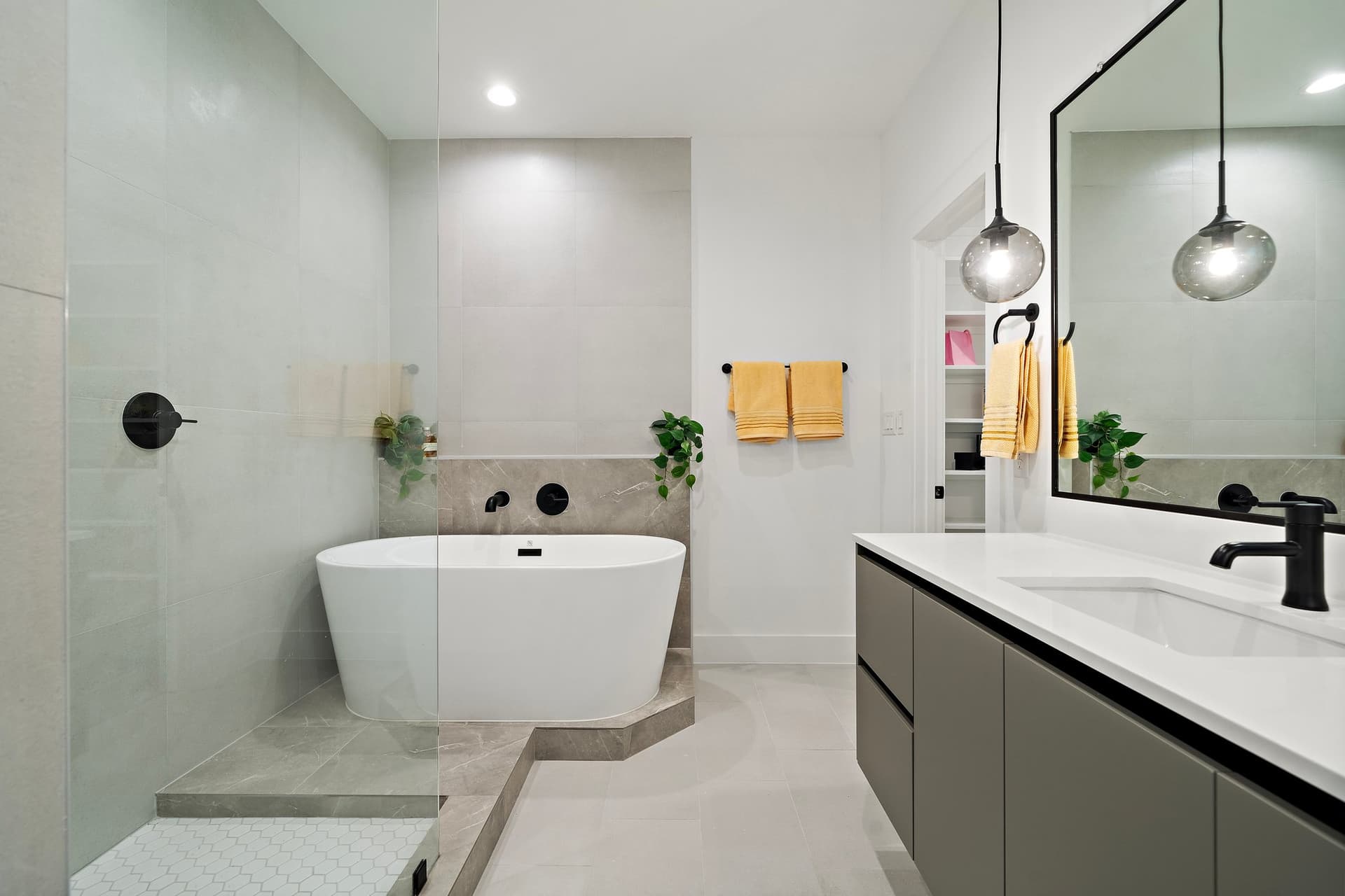 35-web-or-mls-4211 Crawford St HDR - 390.jpg