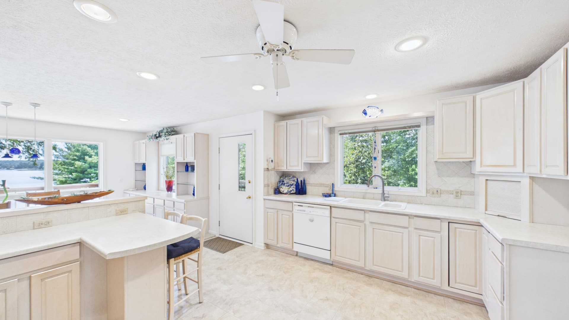 013_KITCHEN WITH VIEW.jpg