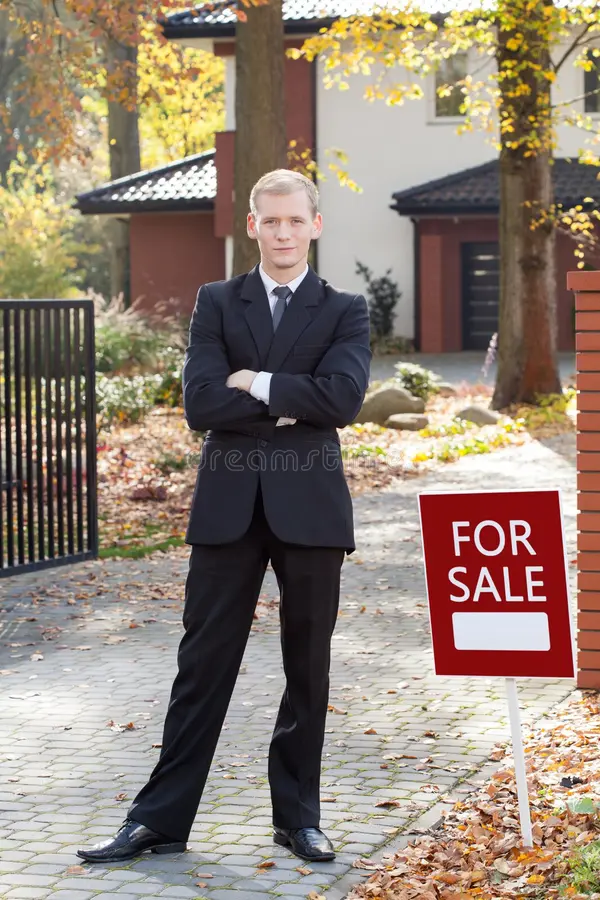 real-estate-broker-young-attractive-selling-house-48954209.webp