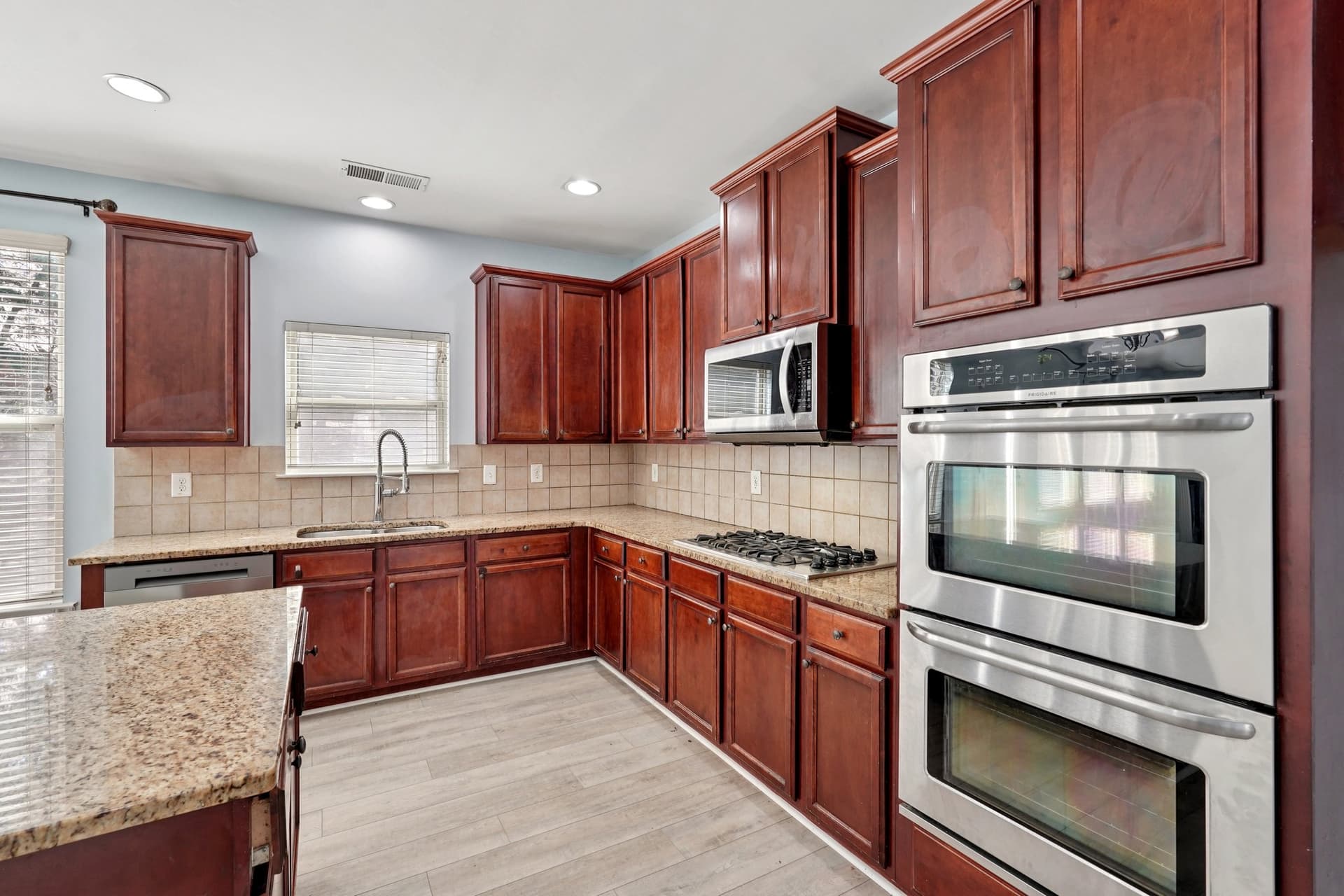 17-web-or-mls-Breckinridge Ln-S2503-017.jpg