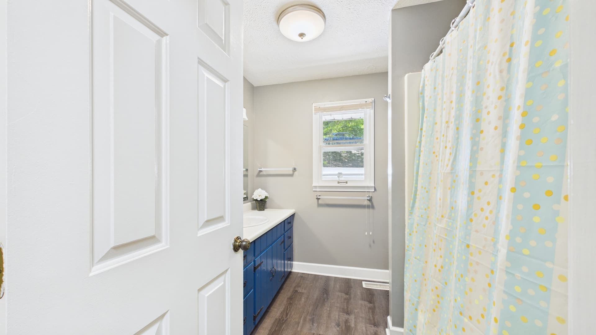 022_MAIN LEVEL BATH.jpg