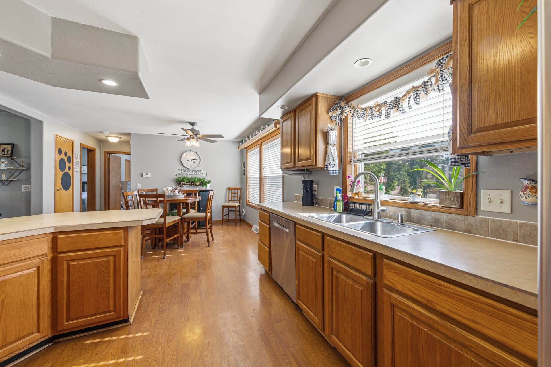 18 Kitchen.jpg