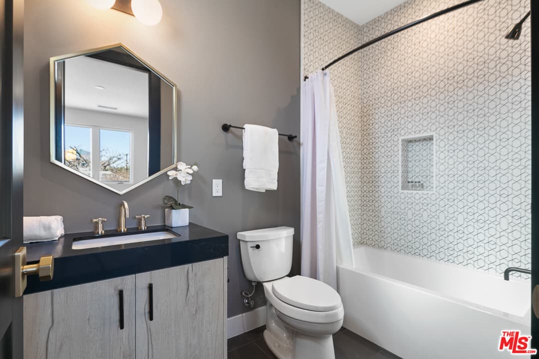 upstairs-bathroom-20-665508_21_0.jpg