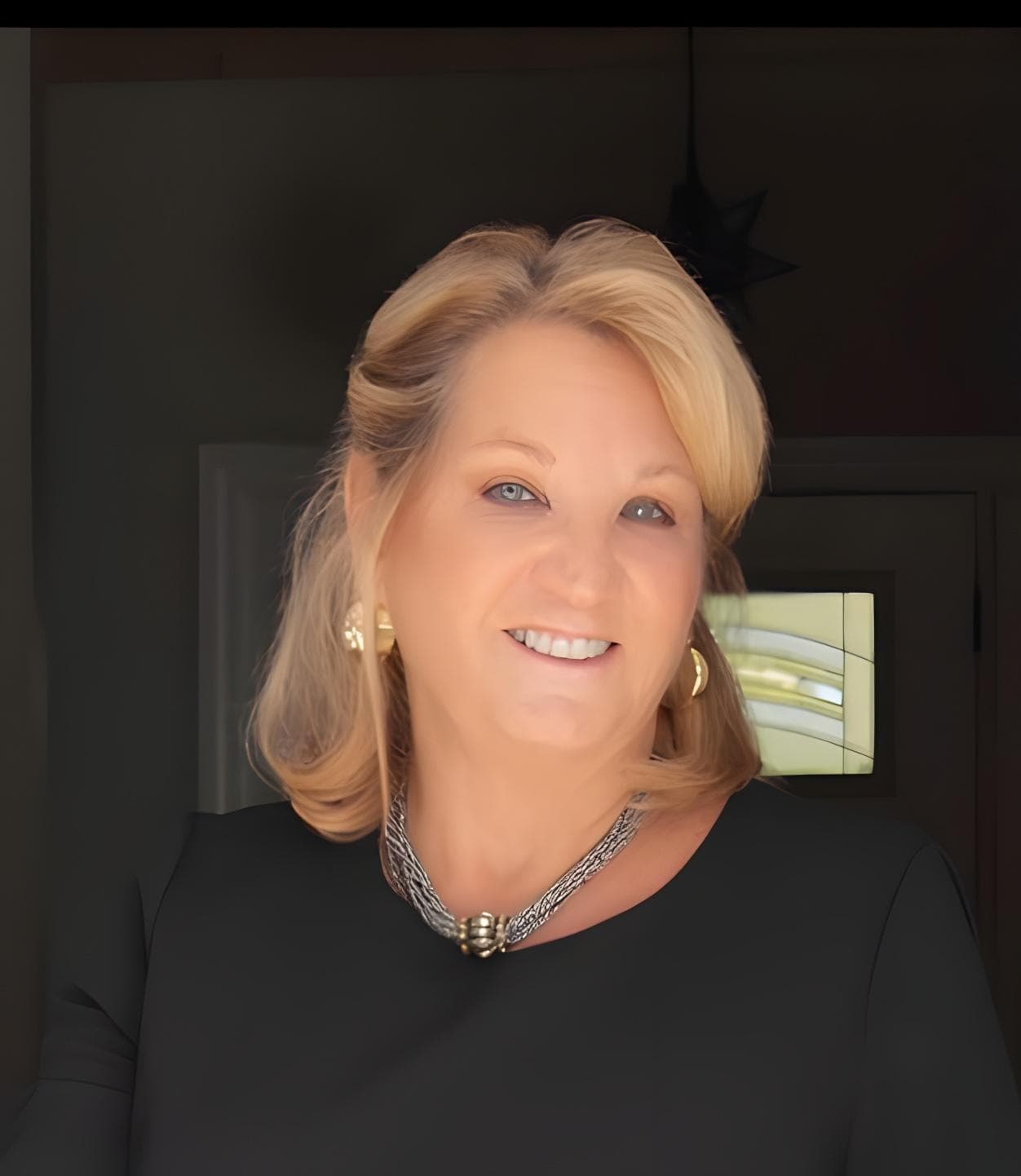 LESLIE WELLS headshot