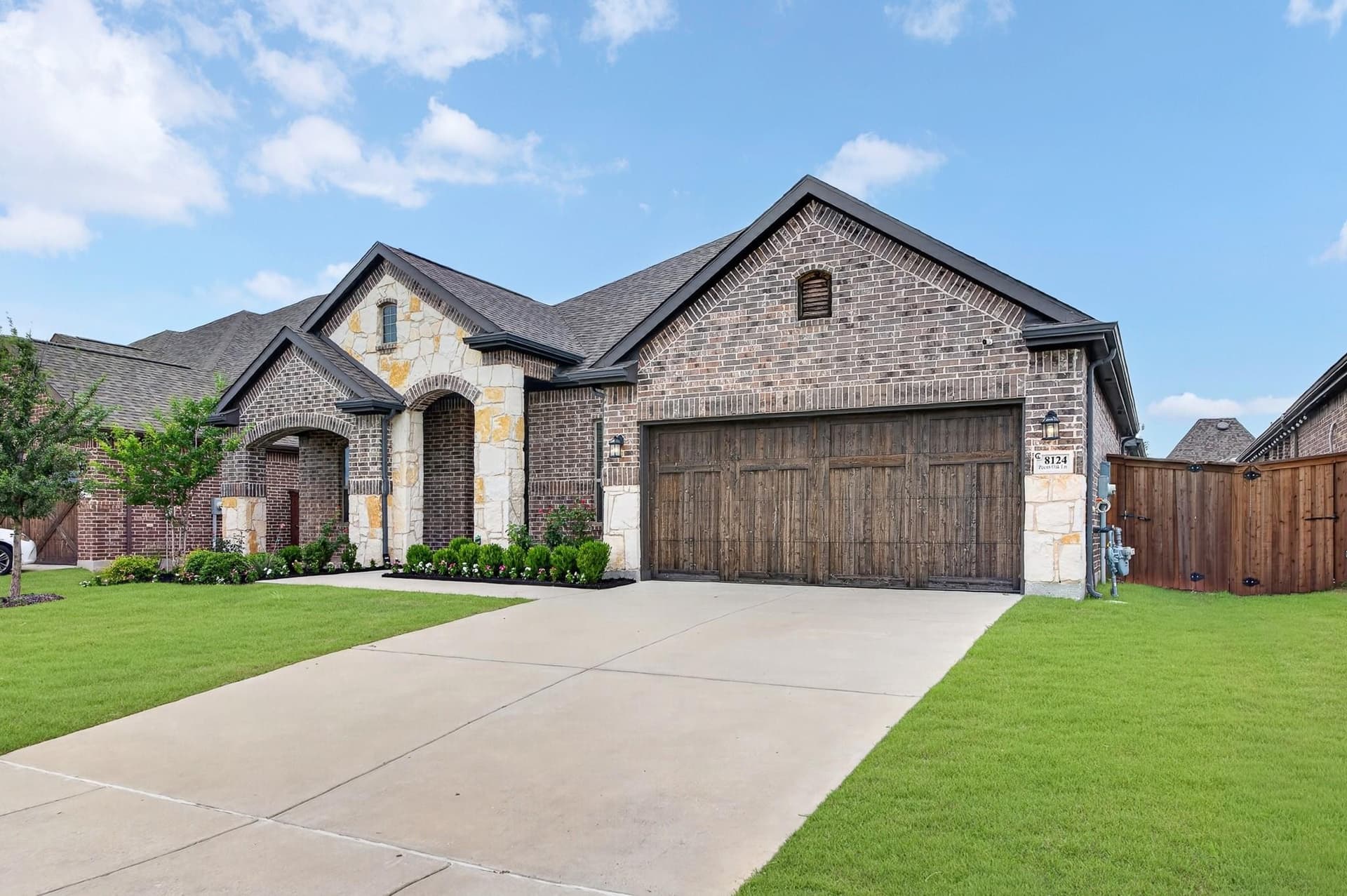 8124_Pecan_Oak_LaneV1.jpg