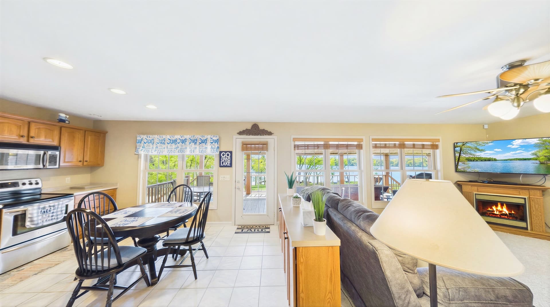 031_Lakeside Great Room.jpg