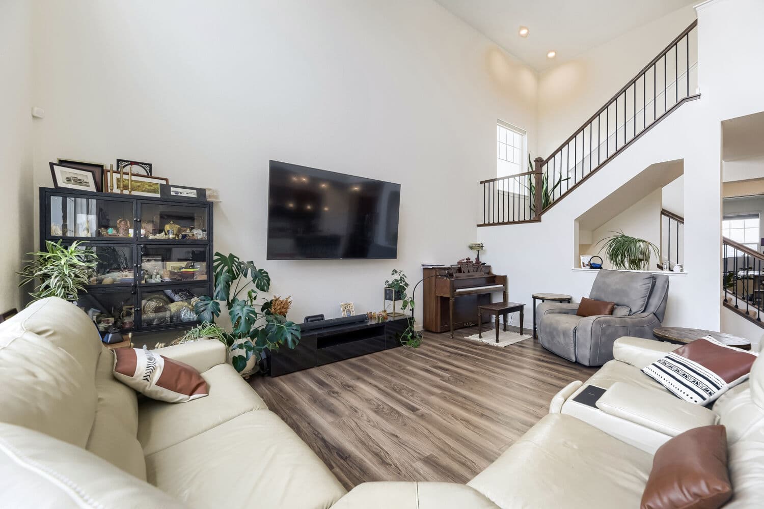 1110 Horsetail Lp - Web Quality - 013 - 05 Living Room.jpg